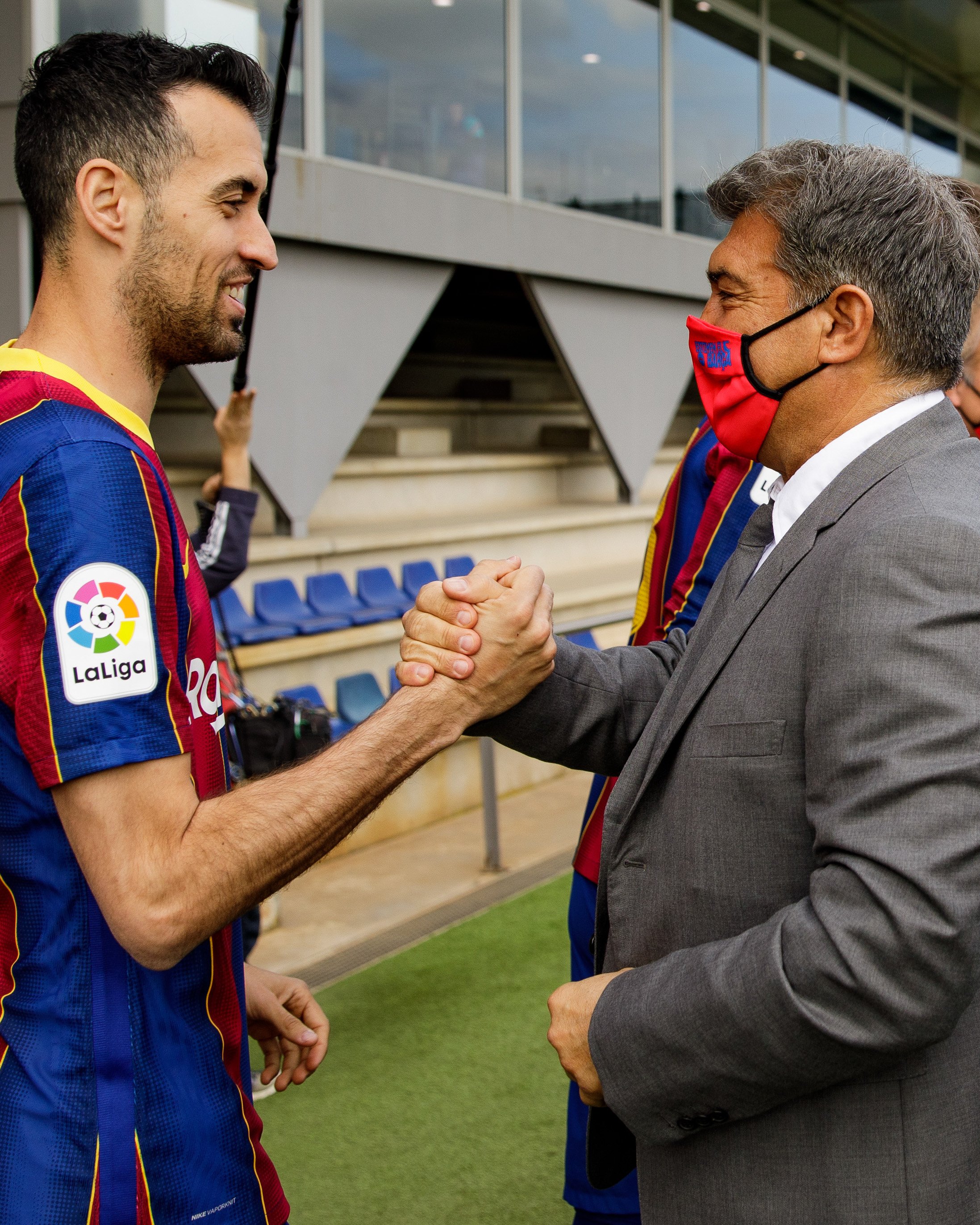 Sergio Busquets se reunió más de una hora con Joan Laporta para cerrar al sustituto de Koeman en el Barça