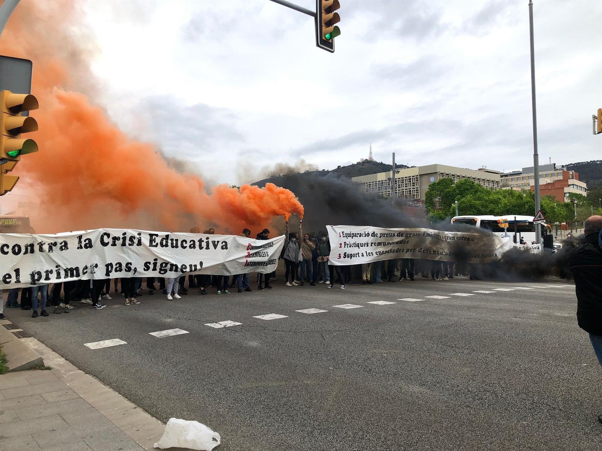 Los universitarios cortan la Diagonal en protesta por la "crisis educativa"