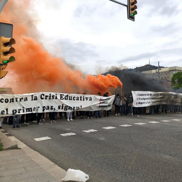 Los universitarios cortan la Diagonal en protesta por la "crisis educativa"