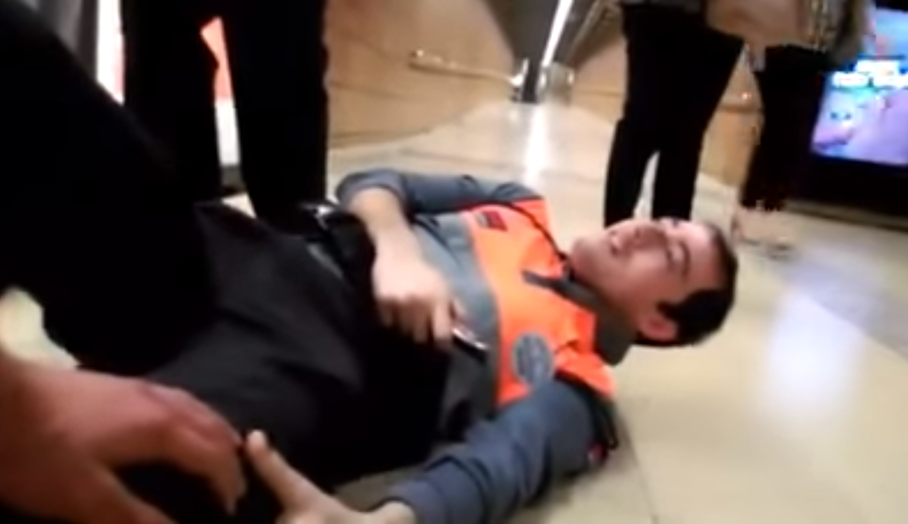 Vídeo: Agressió a un vigilant del metro de Barcelona