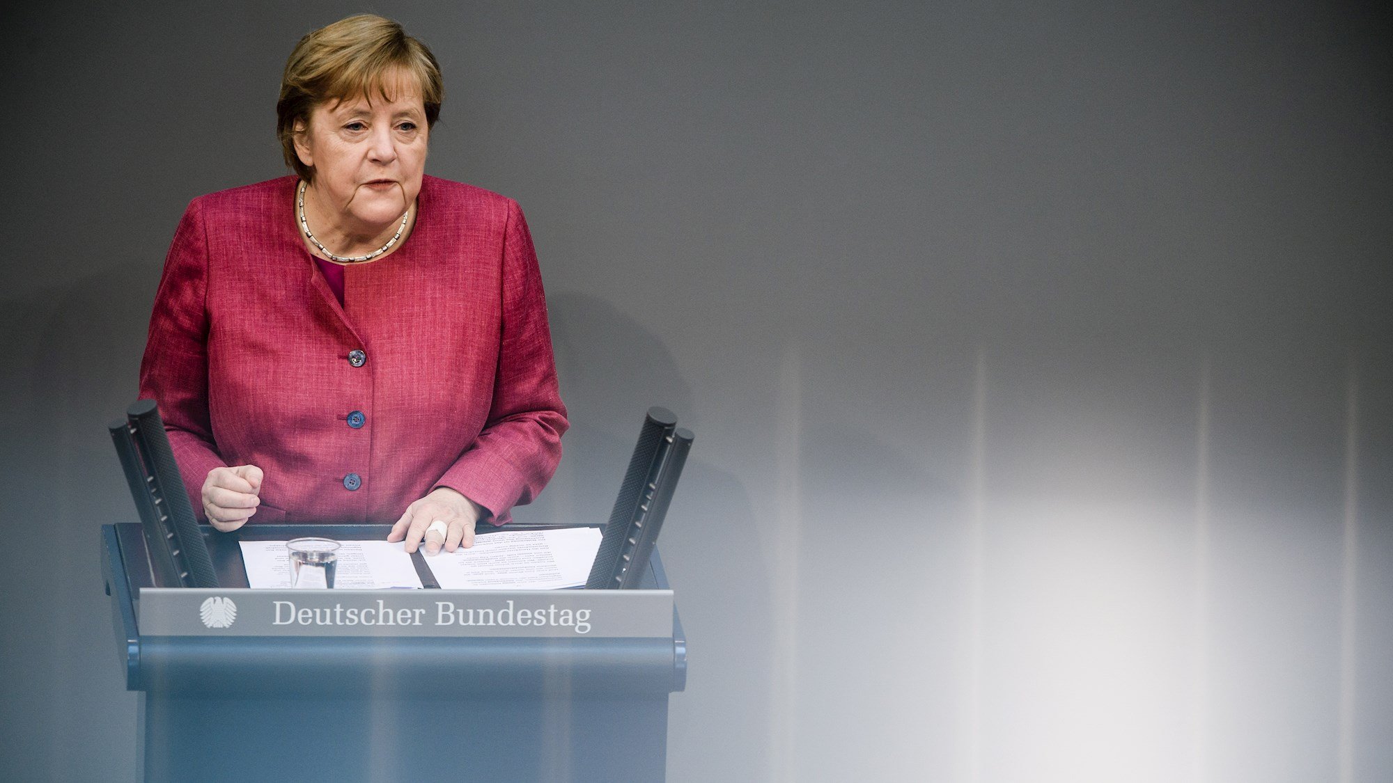 Merkel pide un toque de queda para Alemania