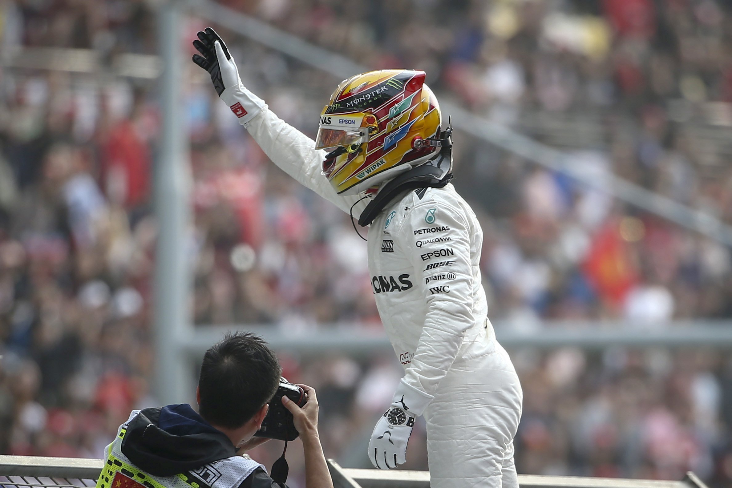 Hamilton repite pole en China sin ceder a Vettel