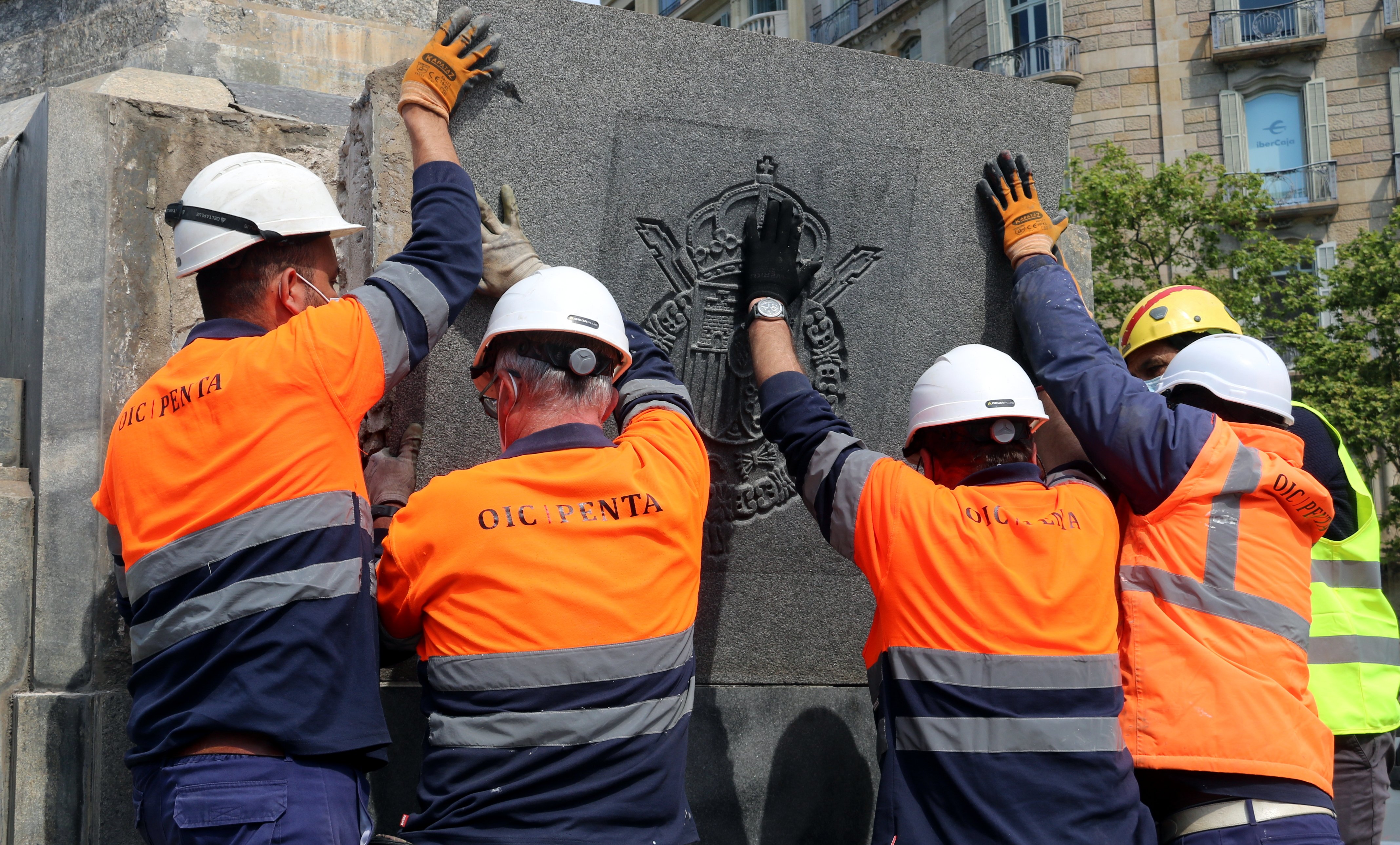 retirada escudo Joan carles plaza Cinc oros ACN