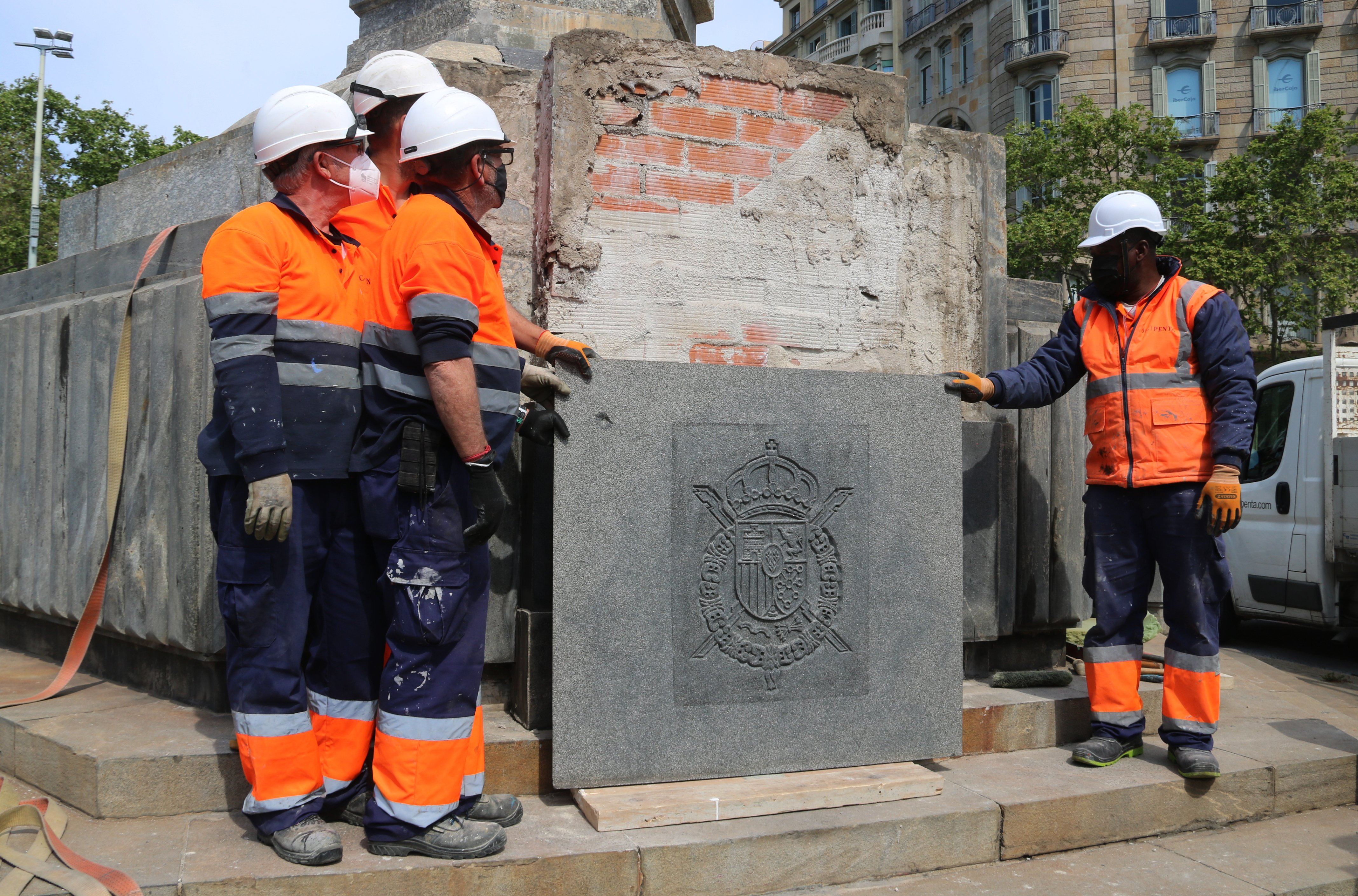 retirada de l'escut del rei Joan carles plaça cinc oros Barcelona Acn