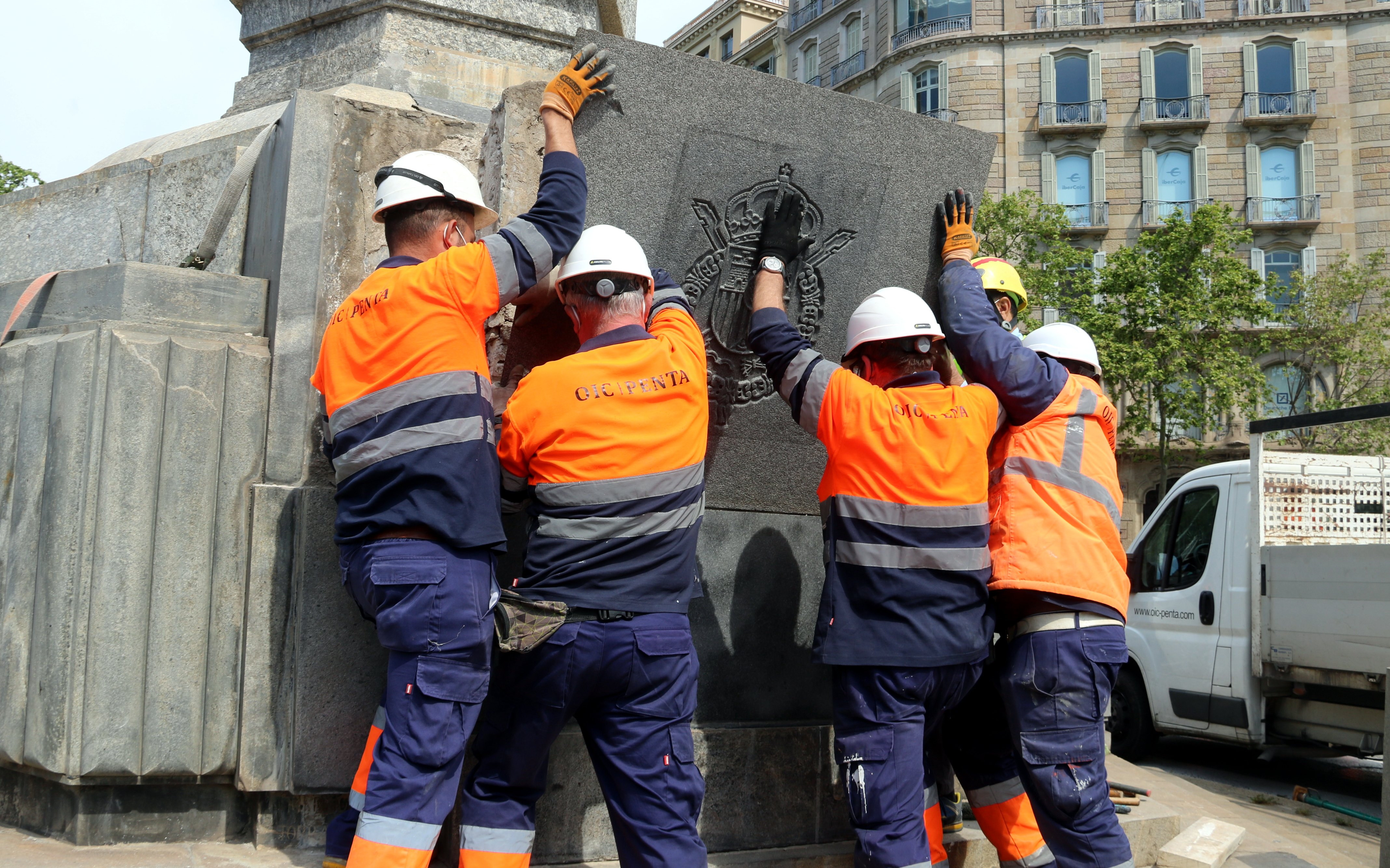 Cs i PP, indignats per la retirada de l'escut de Joan Carles I