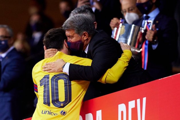 Joan Laporta y Leo Messi durante tras ganar la Copa del Rey de la temporada 2020/21 / Foto: @JoanLaportaFCB