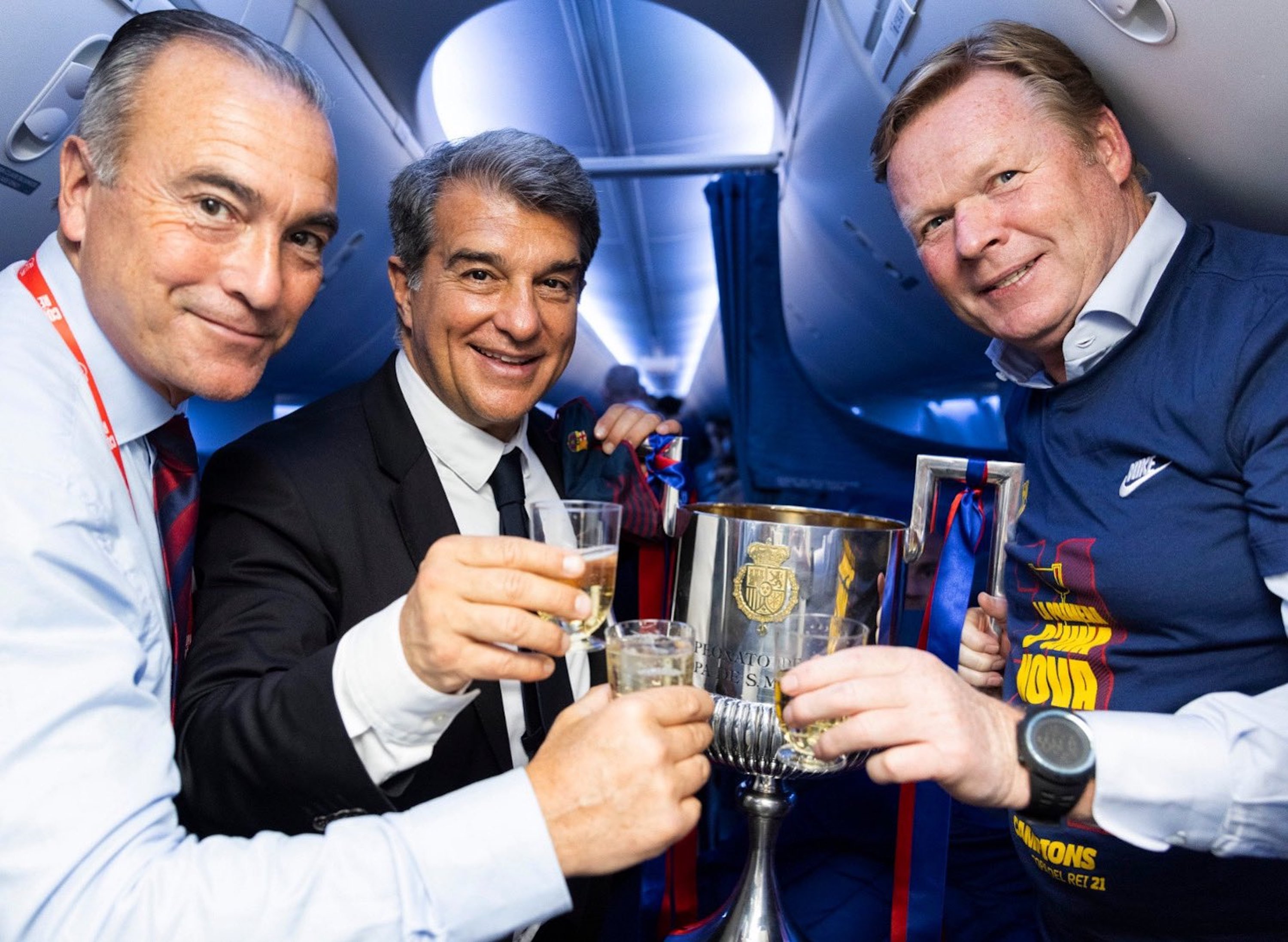 Laporta, Koeman i els capitans entreguen la Copa del Rei al Museu del Barça