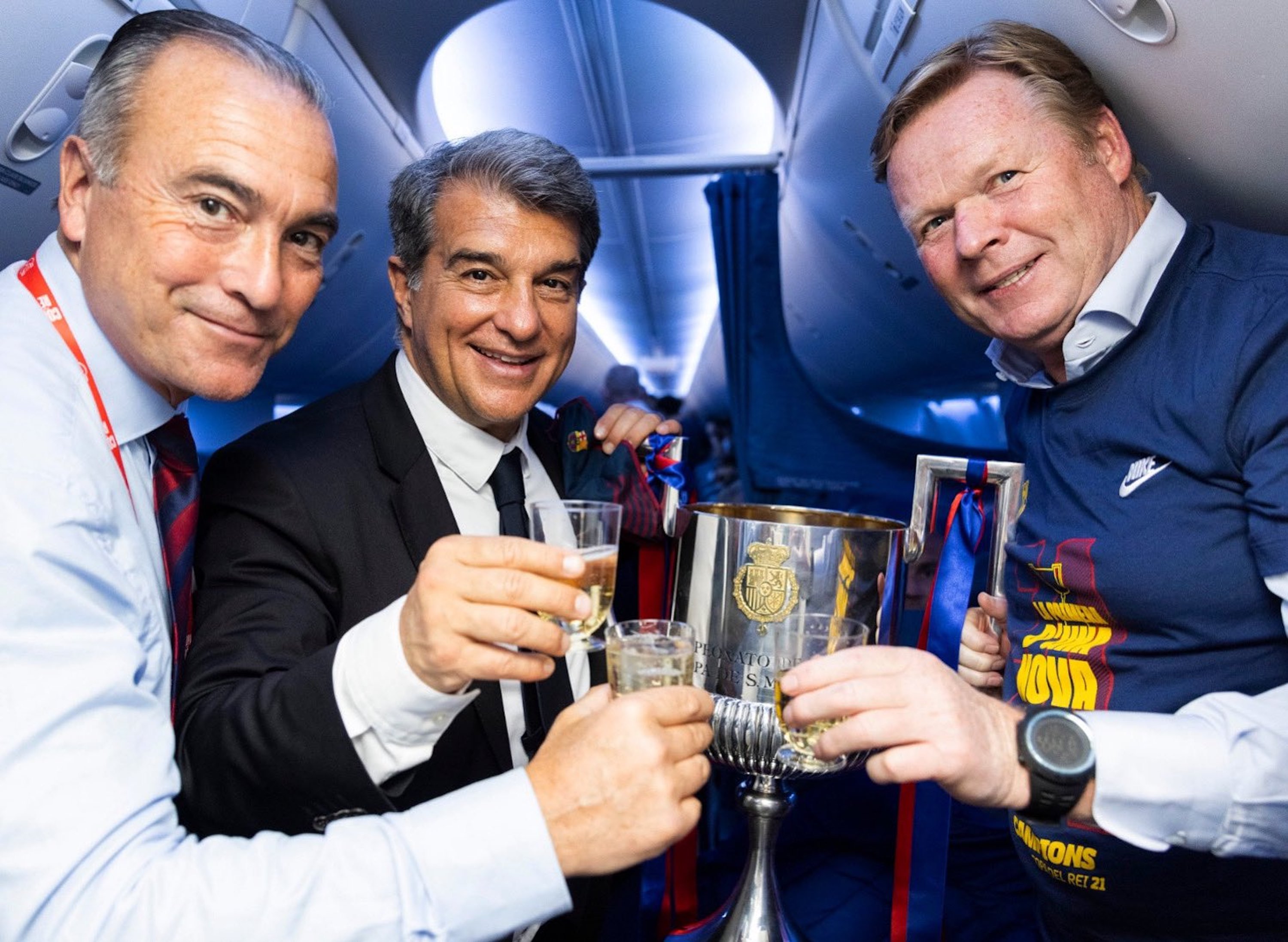 Laporta, Koeman y los capitanes entregan la Copa del Rey al Museo del Barça