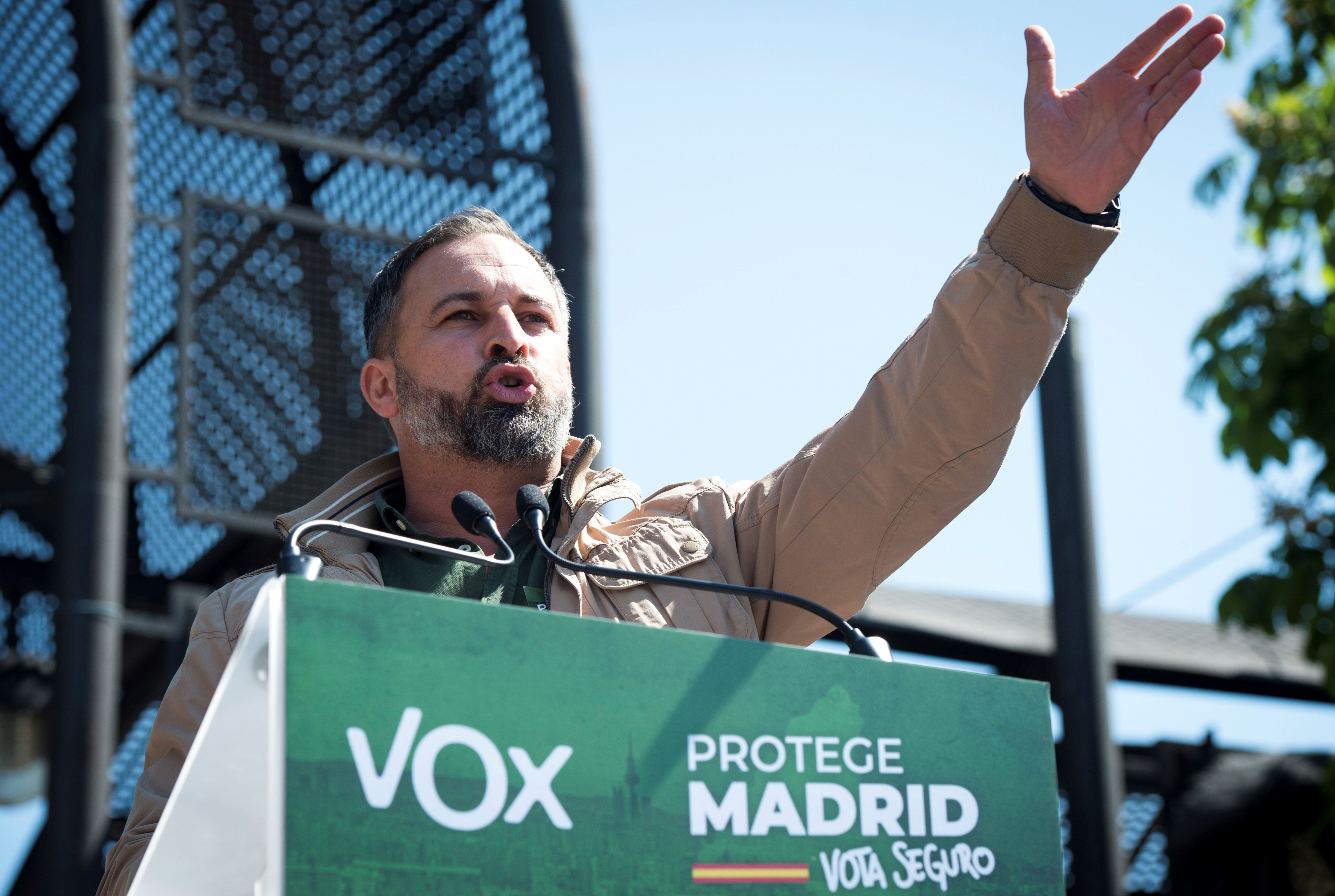 Abascal se hace torero para ganar votos en Madrid