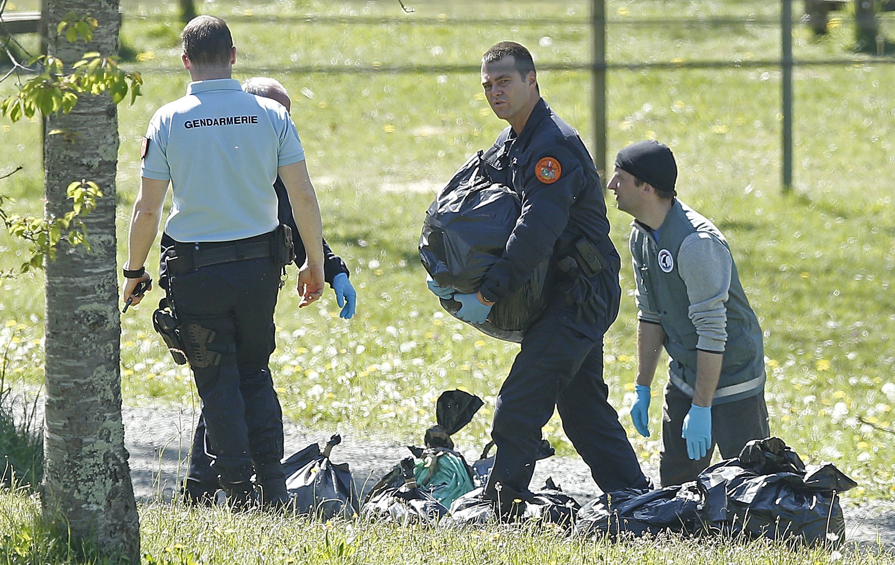 ETA entrega dos cajas con armas a las autoridades francesas en Bayona