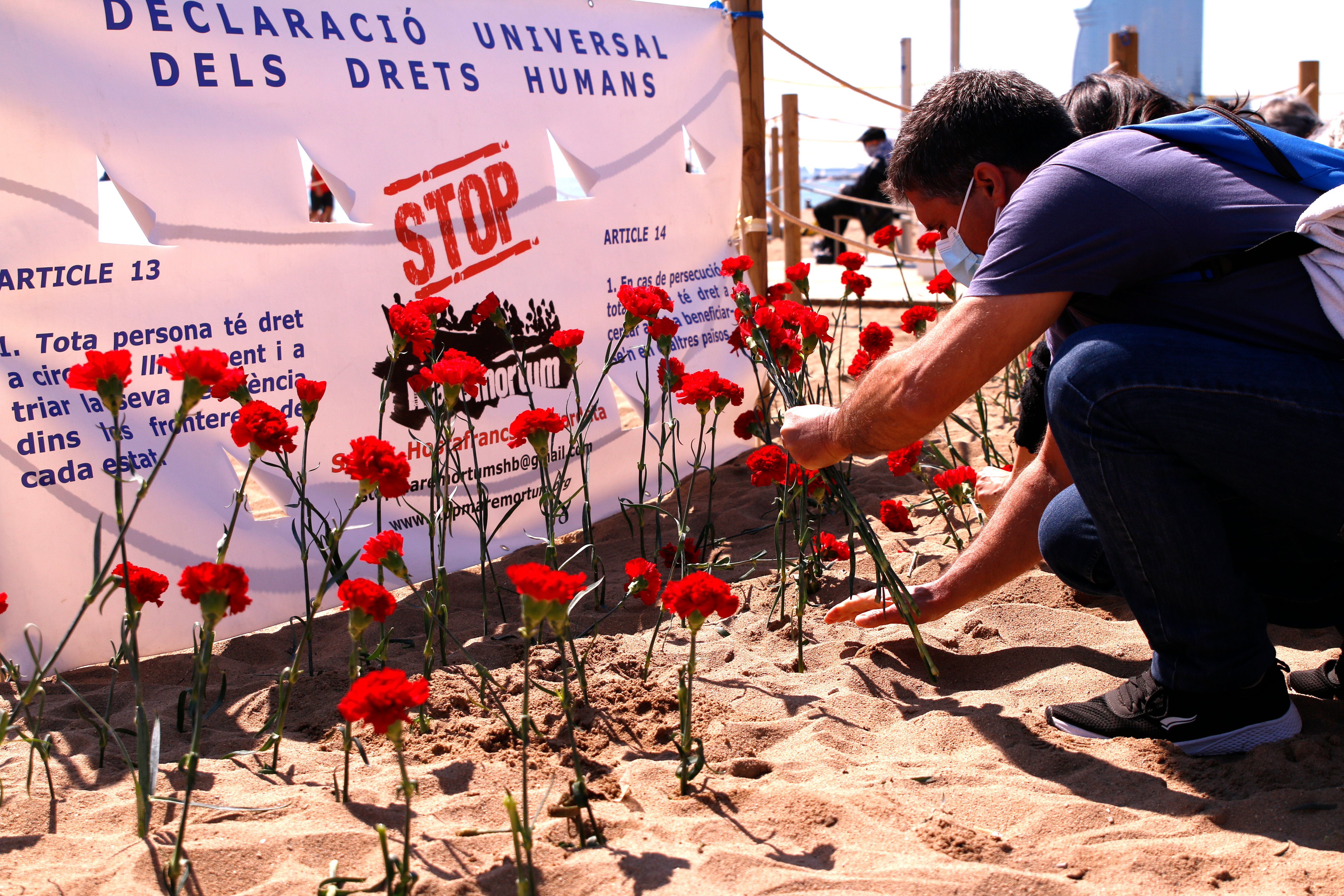 Stop Mare Mortum planta claveles para denunciar los miles de muertos en el mar