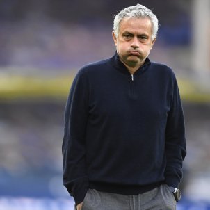 Mourinho le tiende la mano porque está harto de ser secundario en partidos como el Clásico y pide la venta