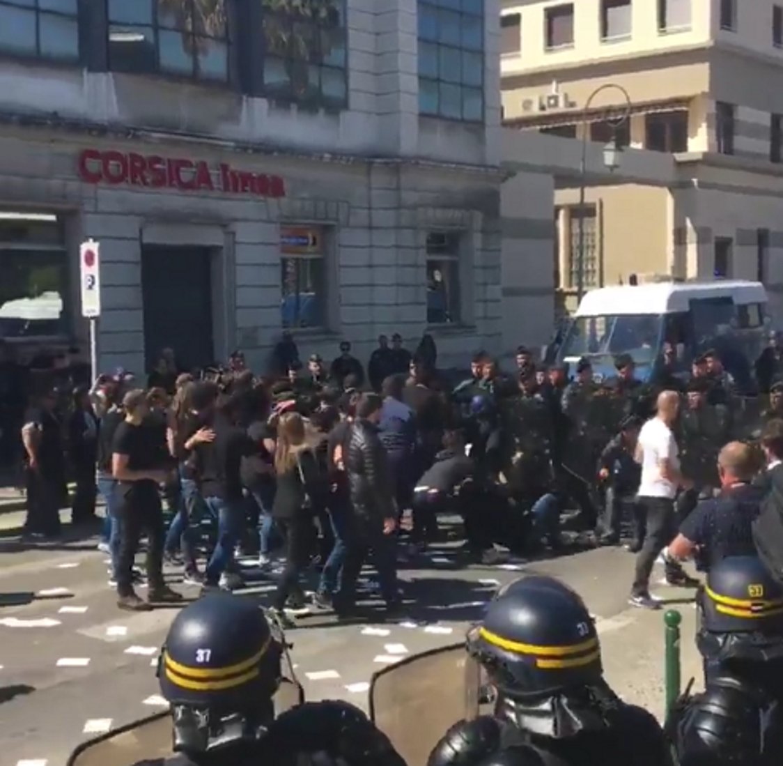 [VÍDEO] Independentistes corsos boicotegen un acte de Marine Le Pen i són expulsats a empentes