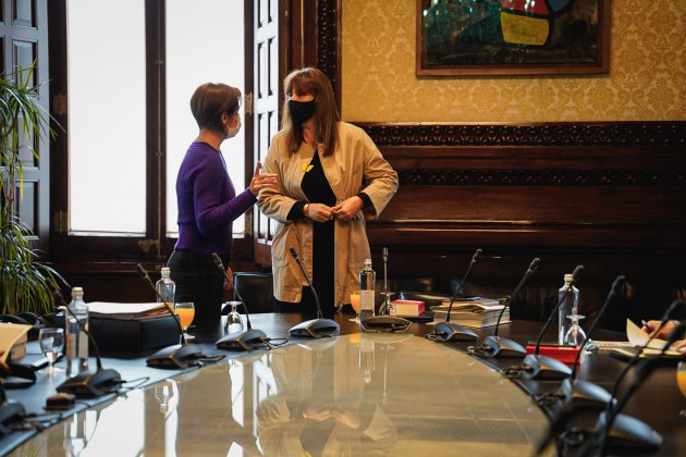 Laura Borràs i Anna Caula Mesa Parlament - Pau de la Calle