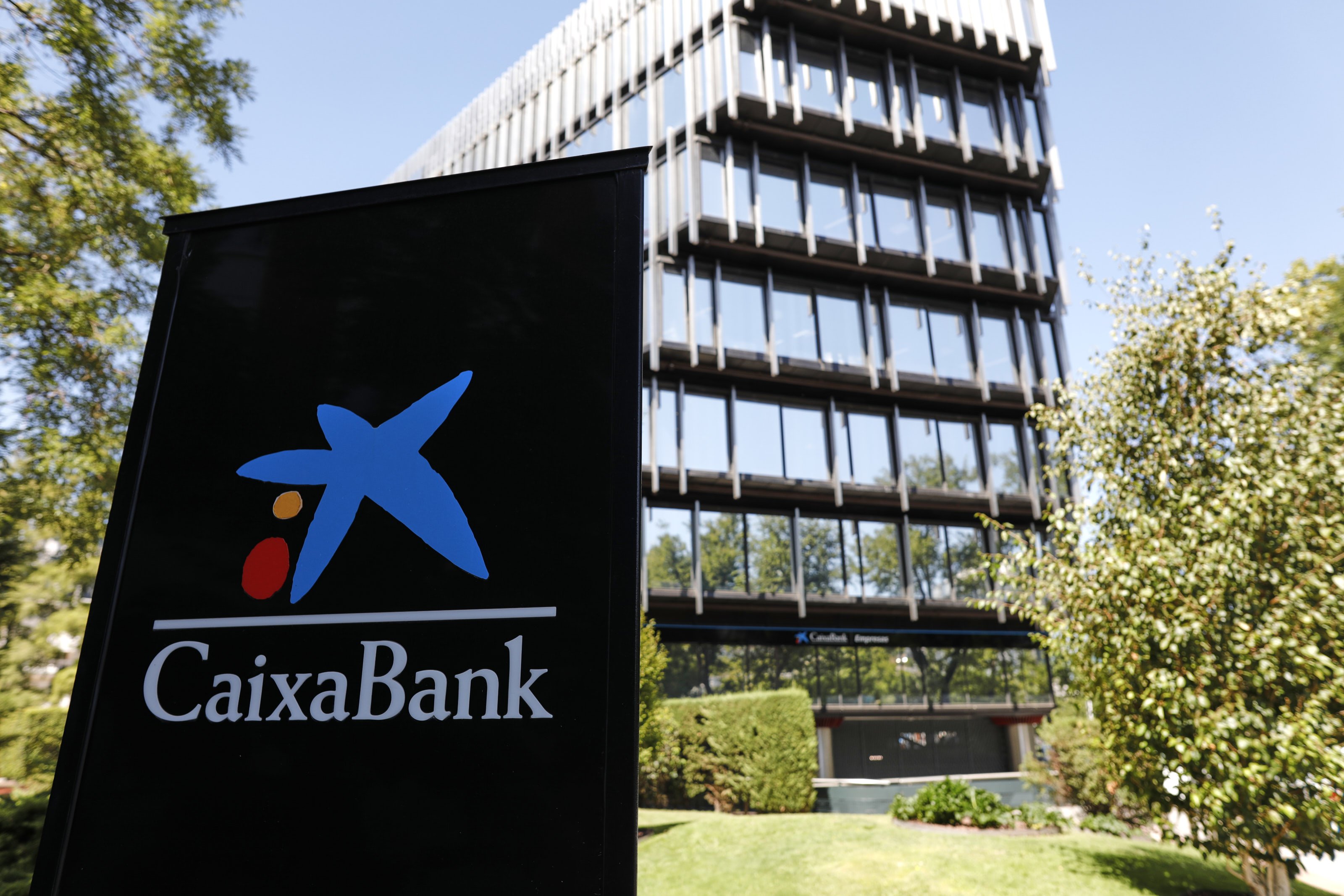 CaixaBank plantea a los sindicatos un ERE para 8.291 trabajadores