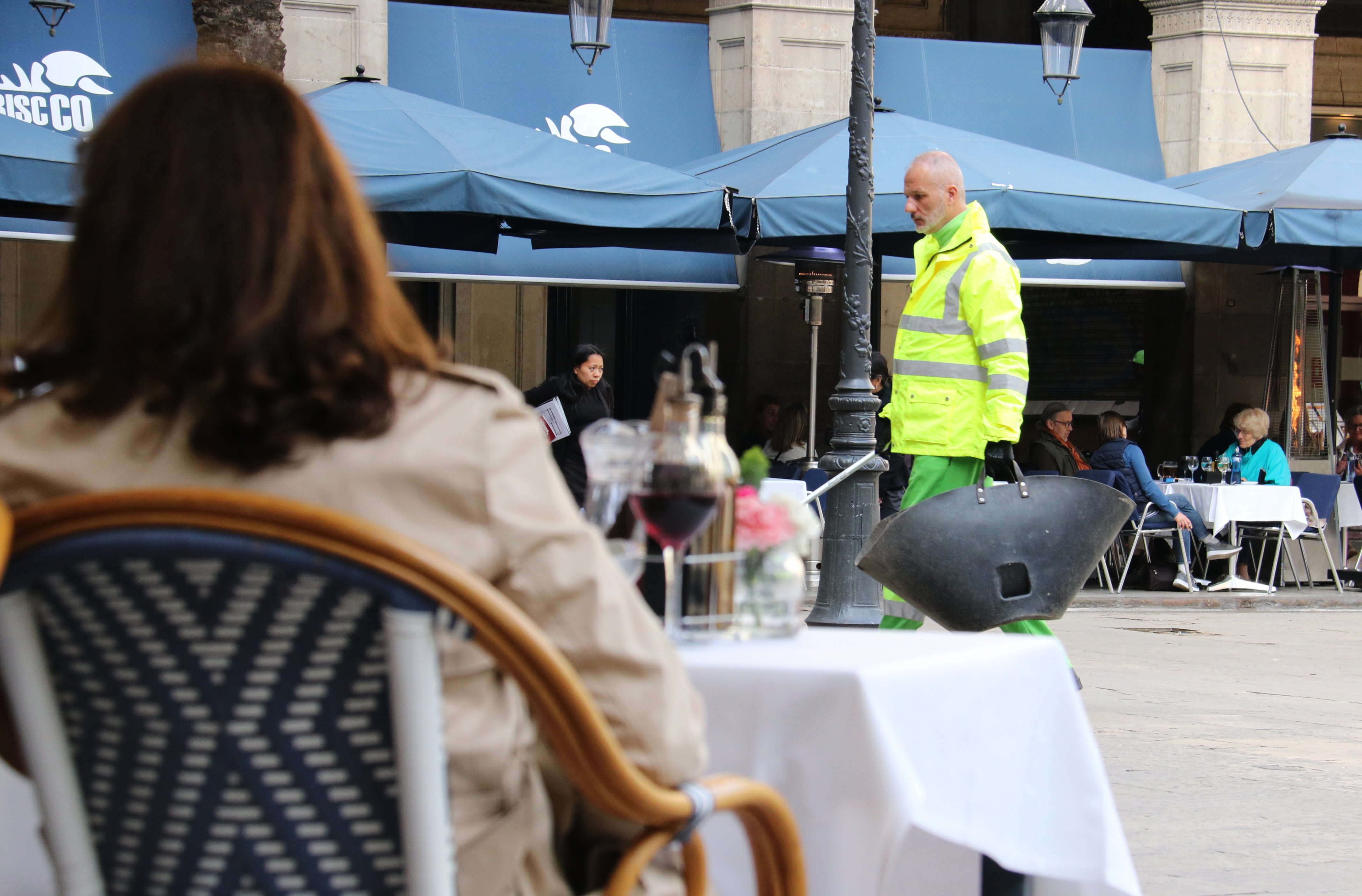 Els restauradors de plaça Reial, asfixiats per l'impost de Colau a les terrasses