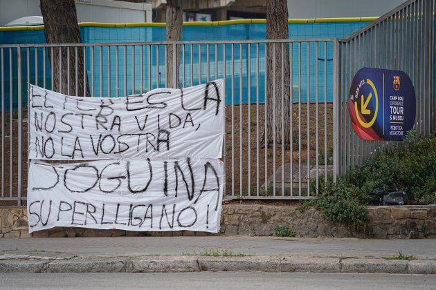 Pancarta Camp Nou Barça contra Superlliga / Pau del Carrer