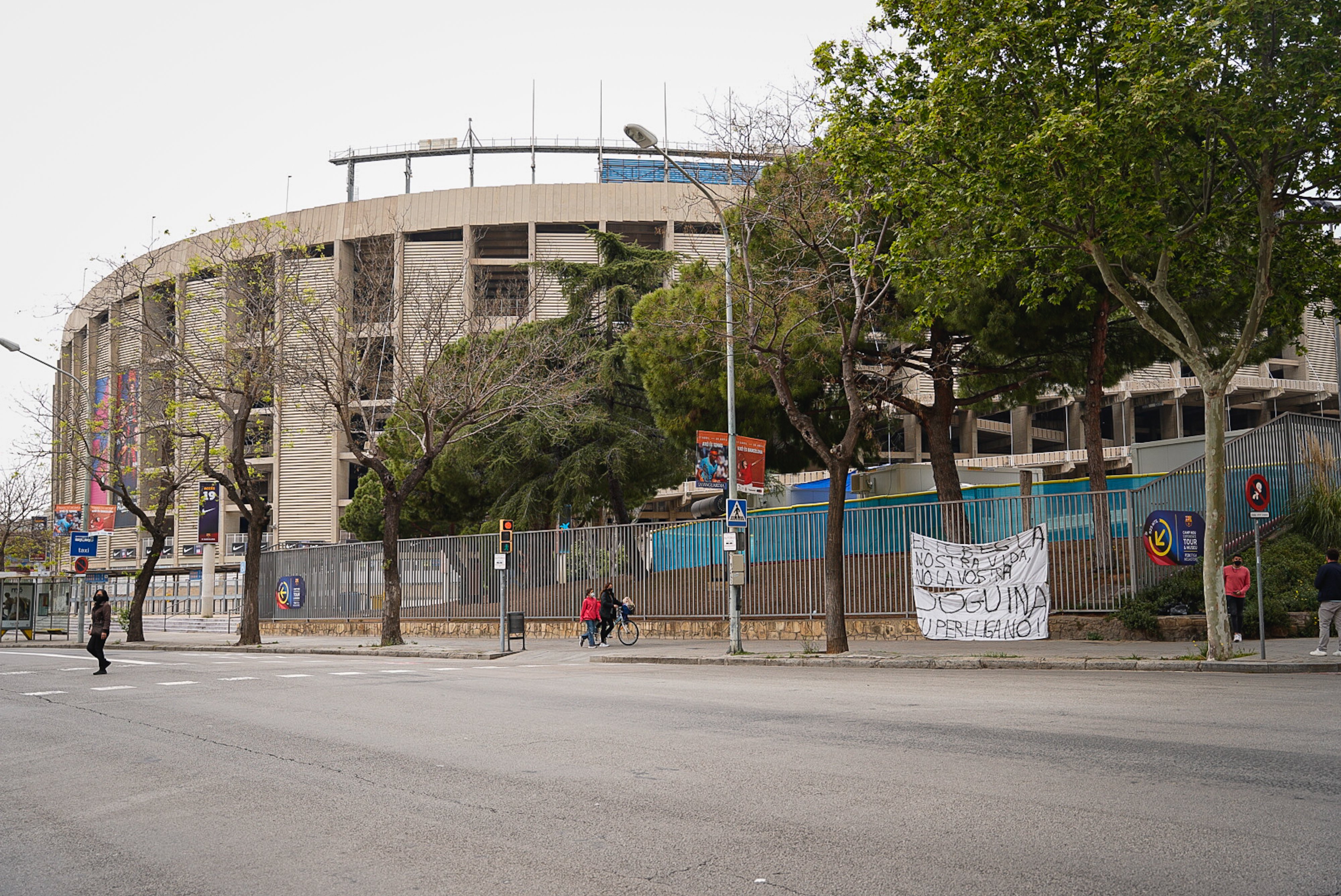 Pancarta en el Camp Nou en contra de la entrada del Barça en la Superliga