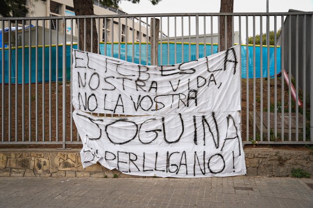 Pancarta Camp Nou Barça contra Superlliga / Pau del Carrer