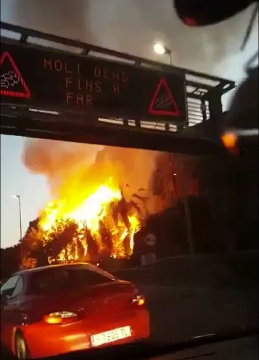 L’incendi forestal a la Ronda Litoral queda en un ensurt