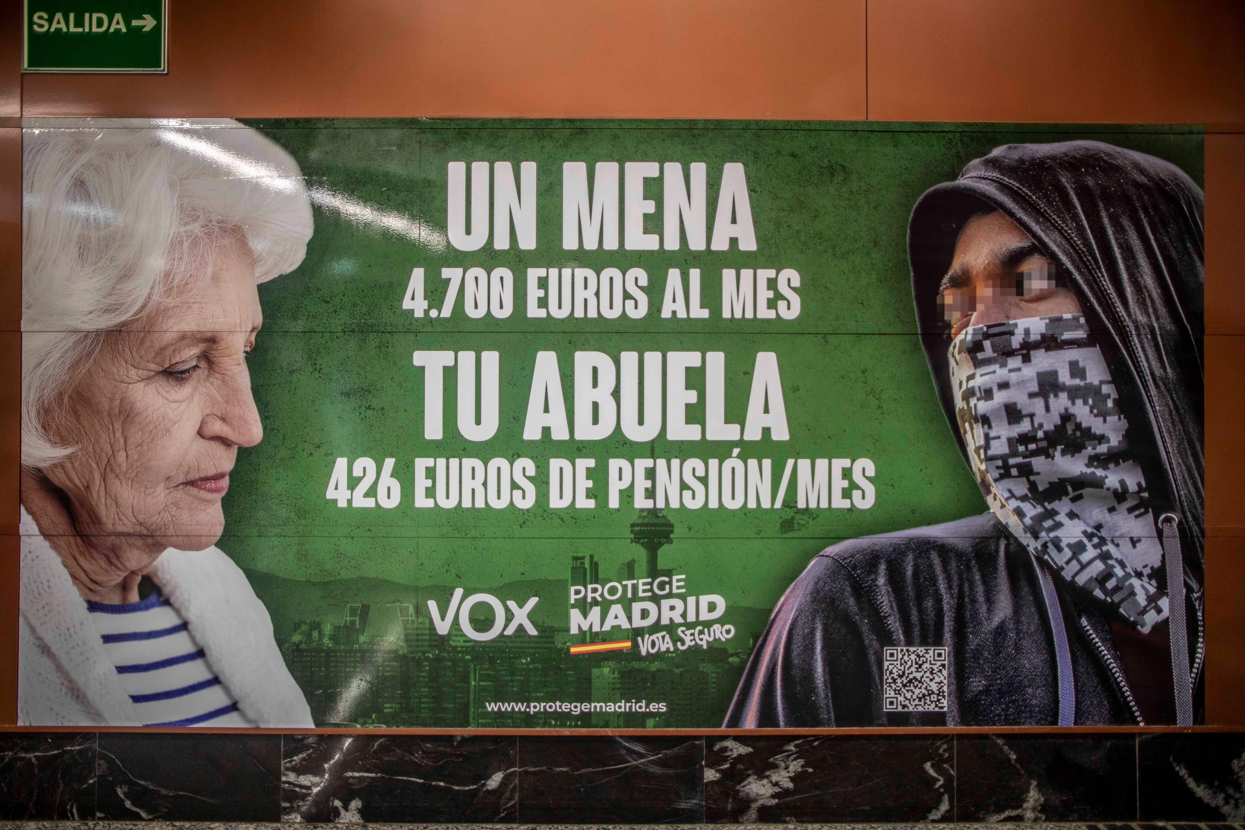 La Fiscalía pide la retirada inmediata del cartel racista de Vox