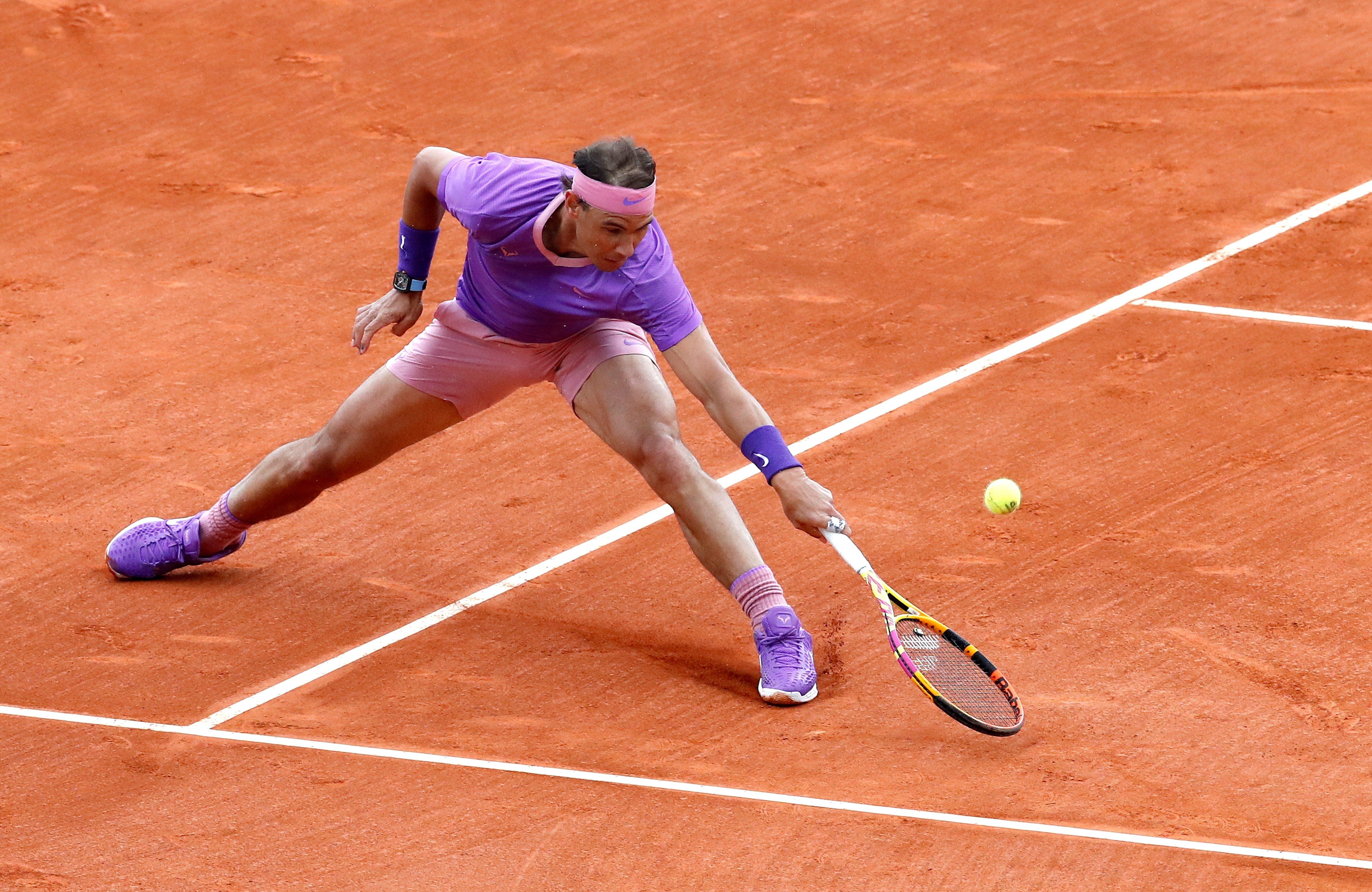 Nadal suda de lo lindo para ganar su debut en el Open Banc Sabadell