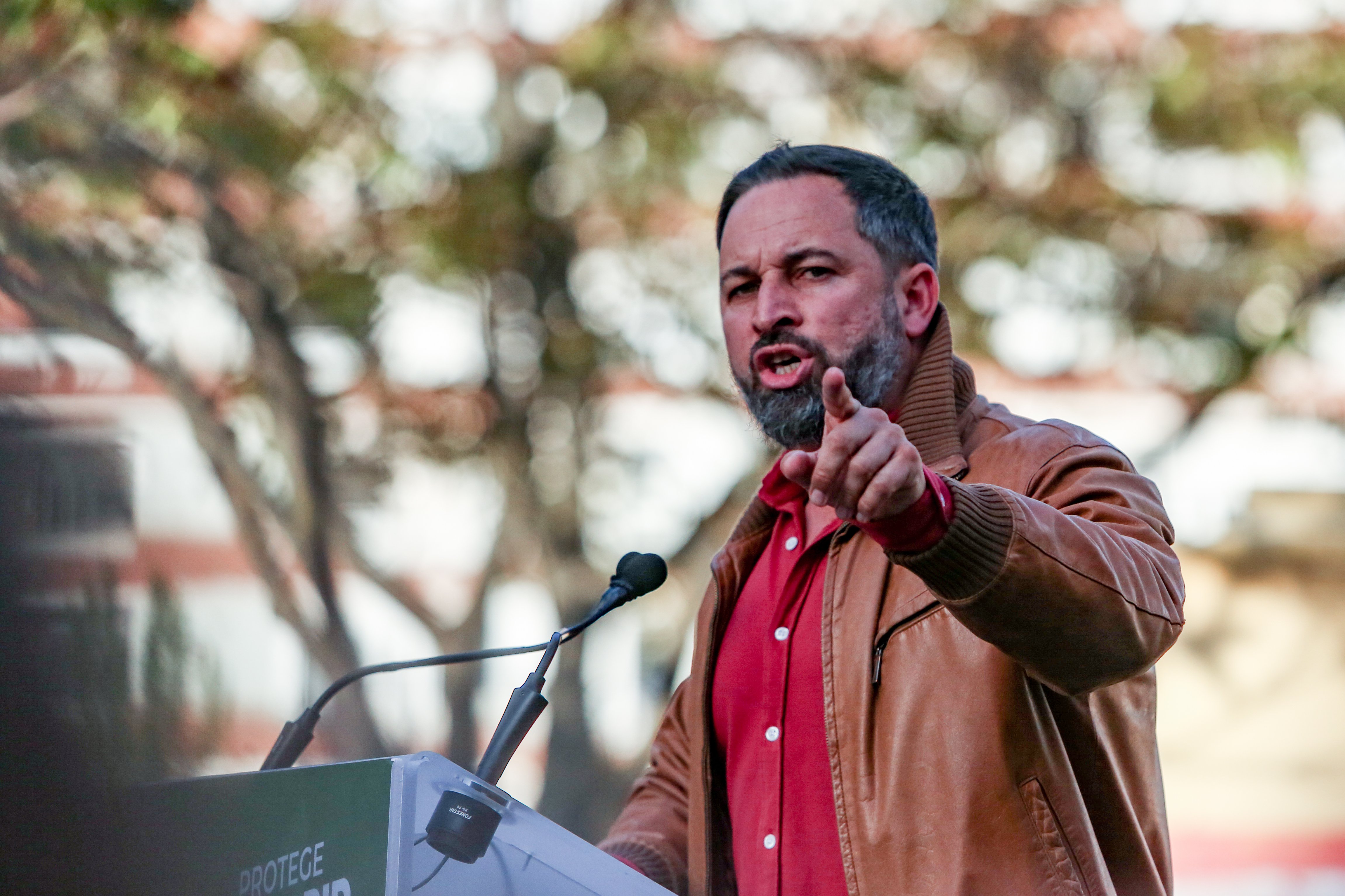 Abascal incita a la violencia con piedras en la mano