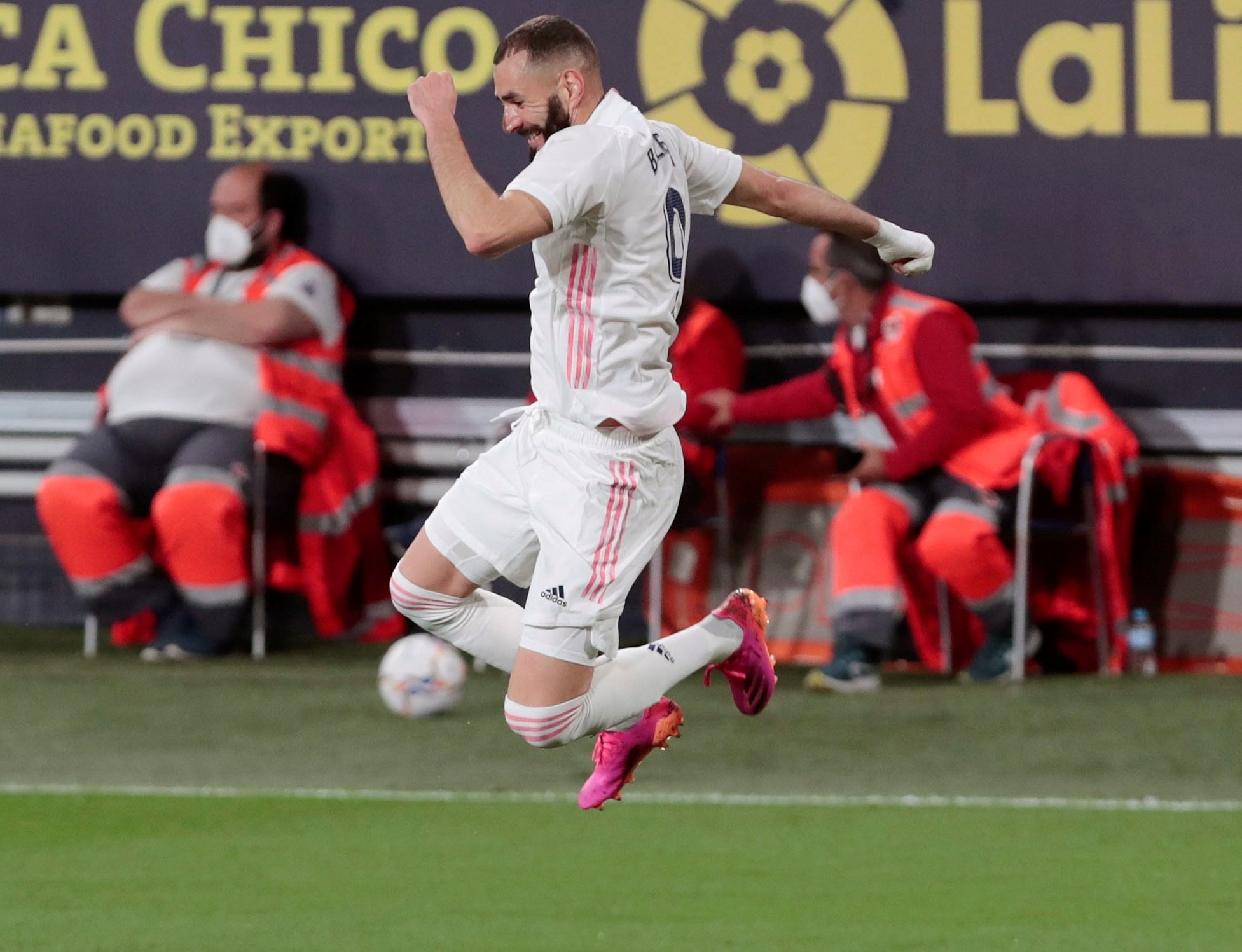 El Real Madrid impone la ley Benzema contra un inoperante Cádiz (0-3)