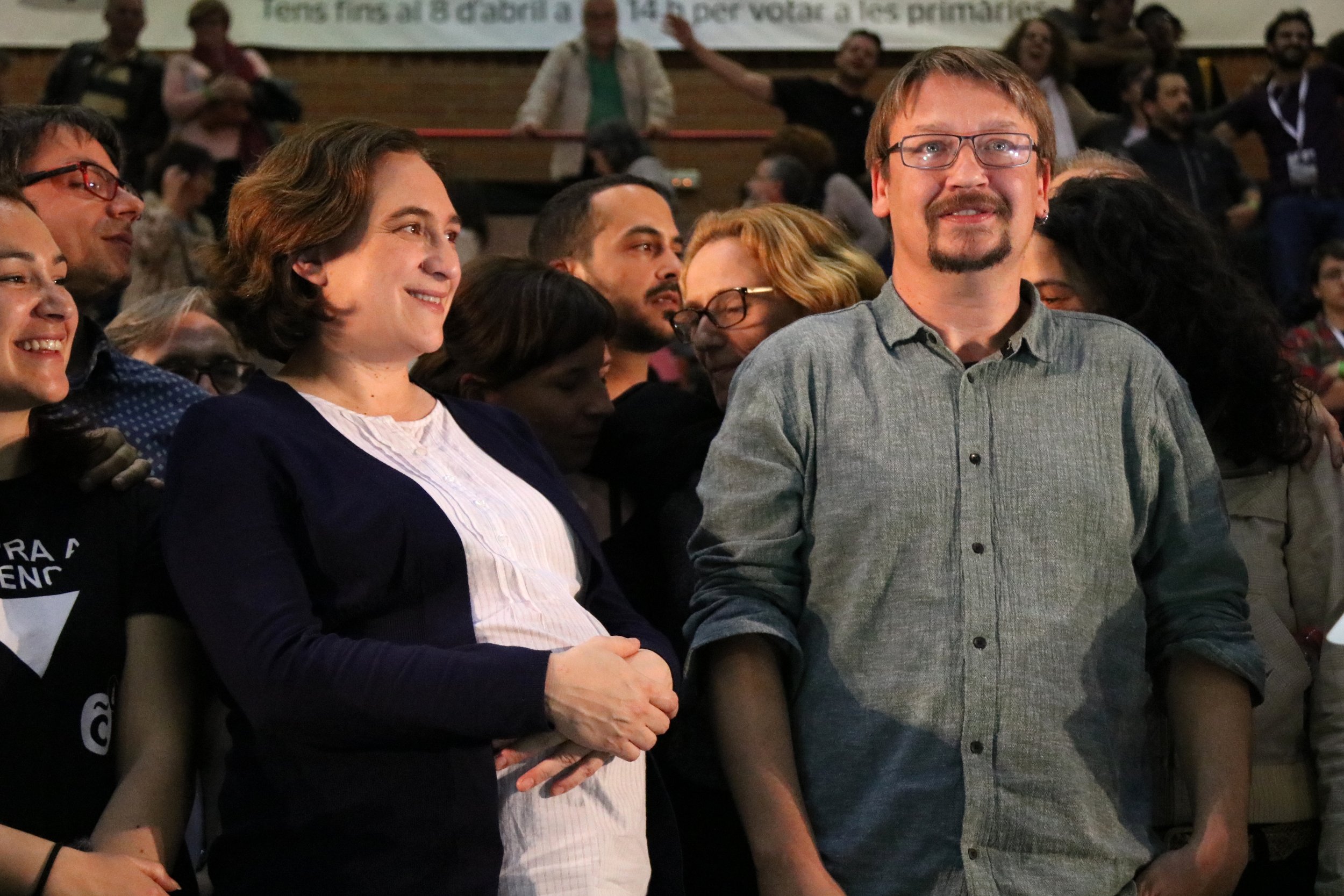 La proposta dels comuns de crear una República catalana dins d'Espanya provoca estupor