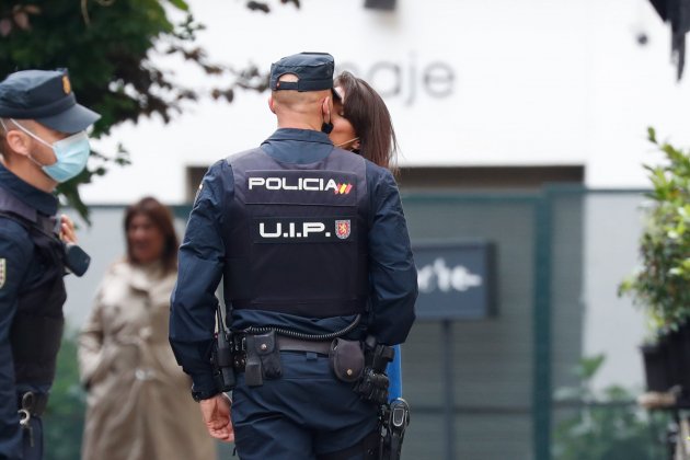 Sonia Ferrer beso novio policía 2 GTRES