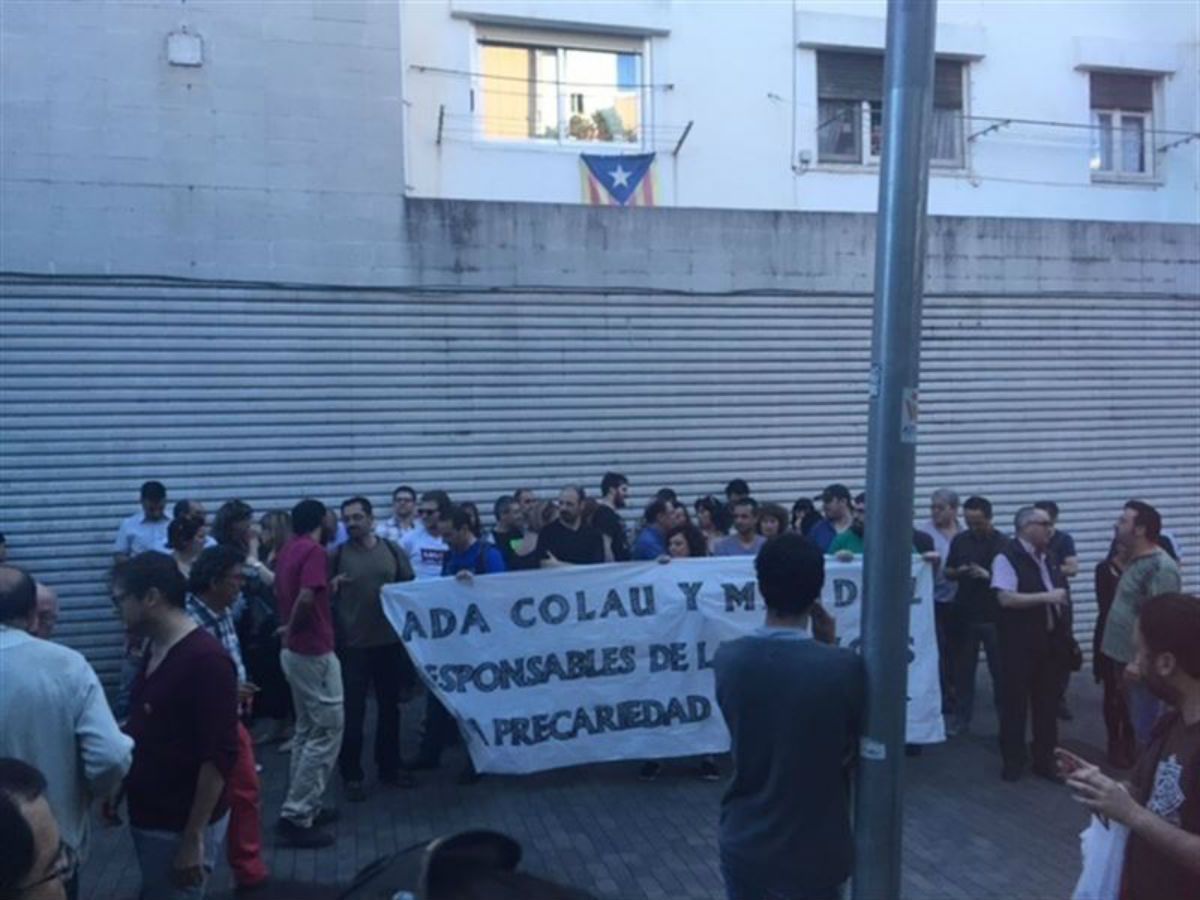 Huelguistas del Metro se manifiestan en un acto de Colau y Varoufakis