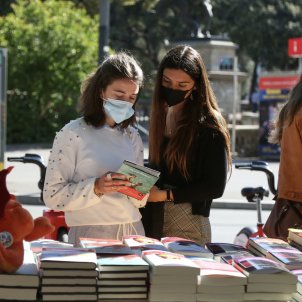 Sant Jordi 2021 noies mascareta llibres - Montse Giralt