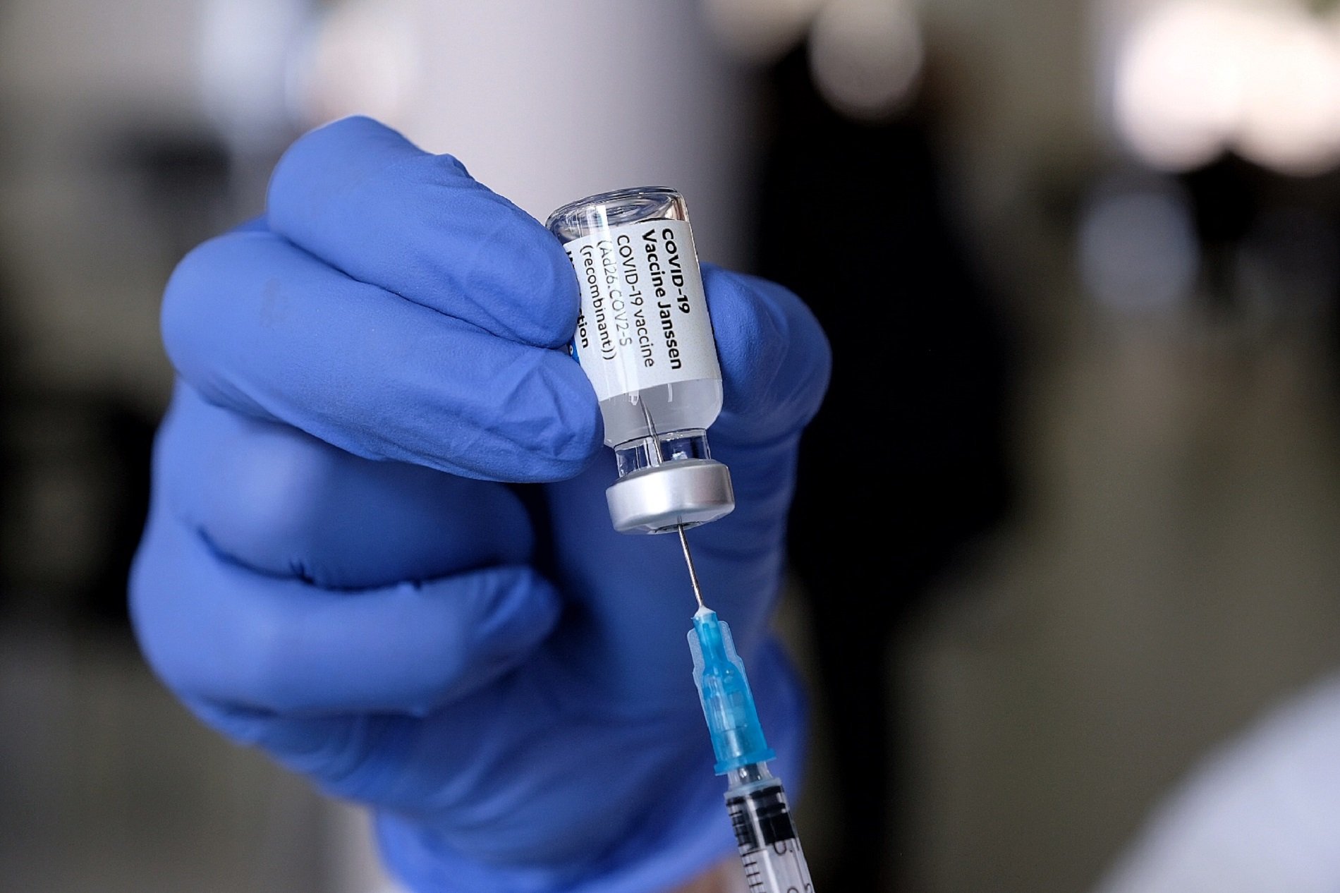 EE.UU. autoriza reanudar "de inmediato" la vacunación con Janssen
