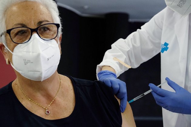 Mujer vacuna con Janssen Catalunya Dpt Salut