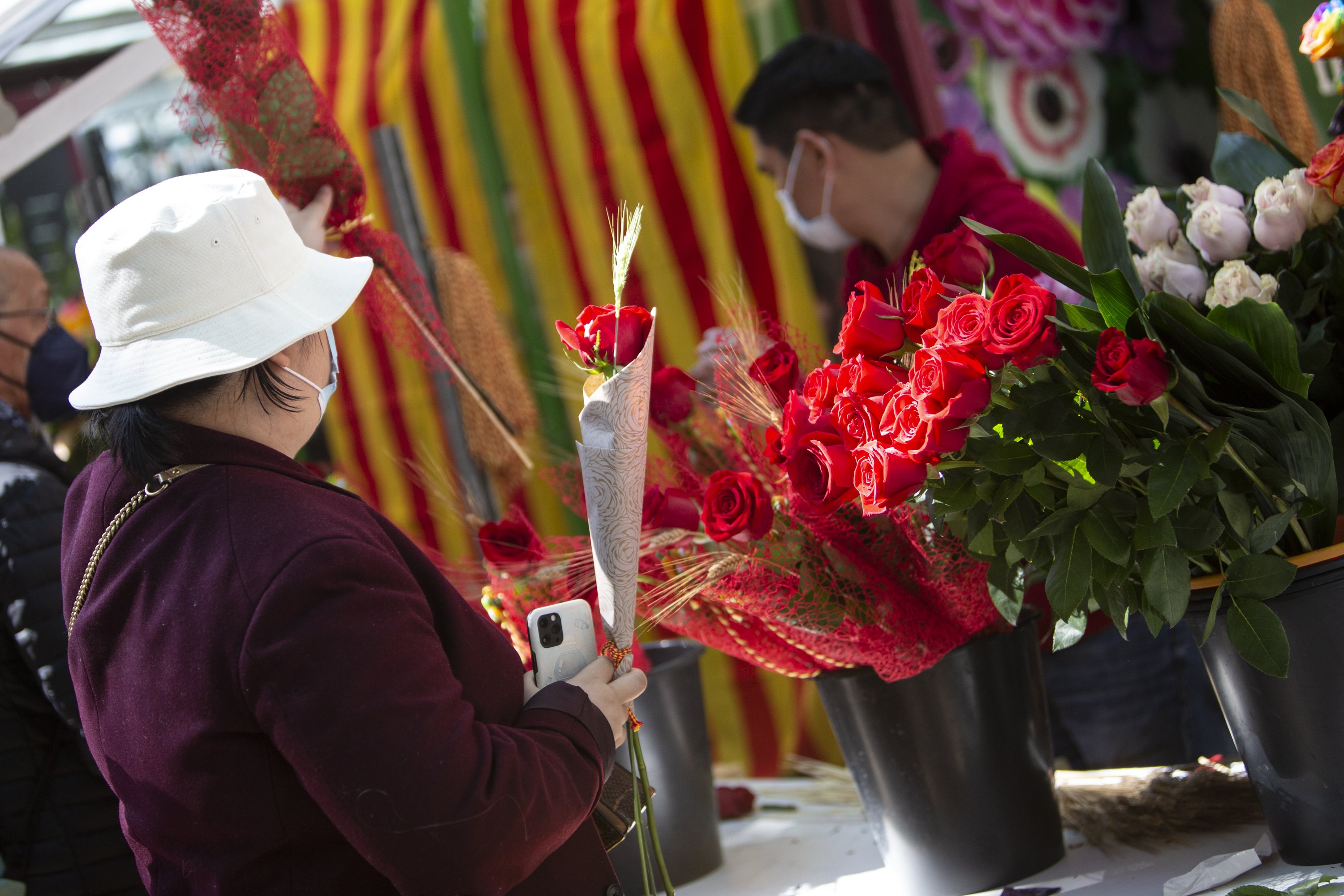 Las rosas, eso sí, han sido las grandes protagonistas en las Ramblas, este año sin paradas de libros