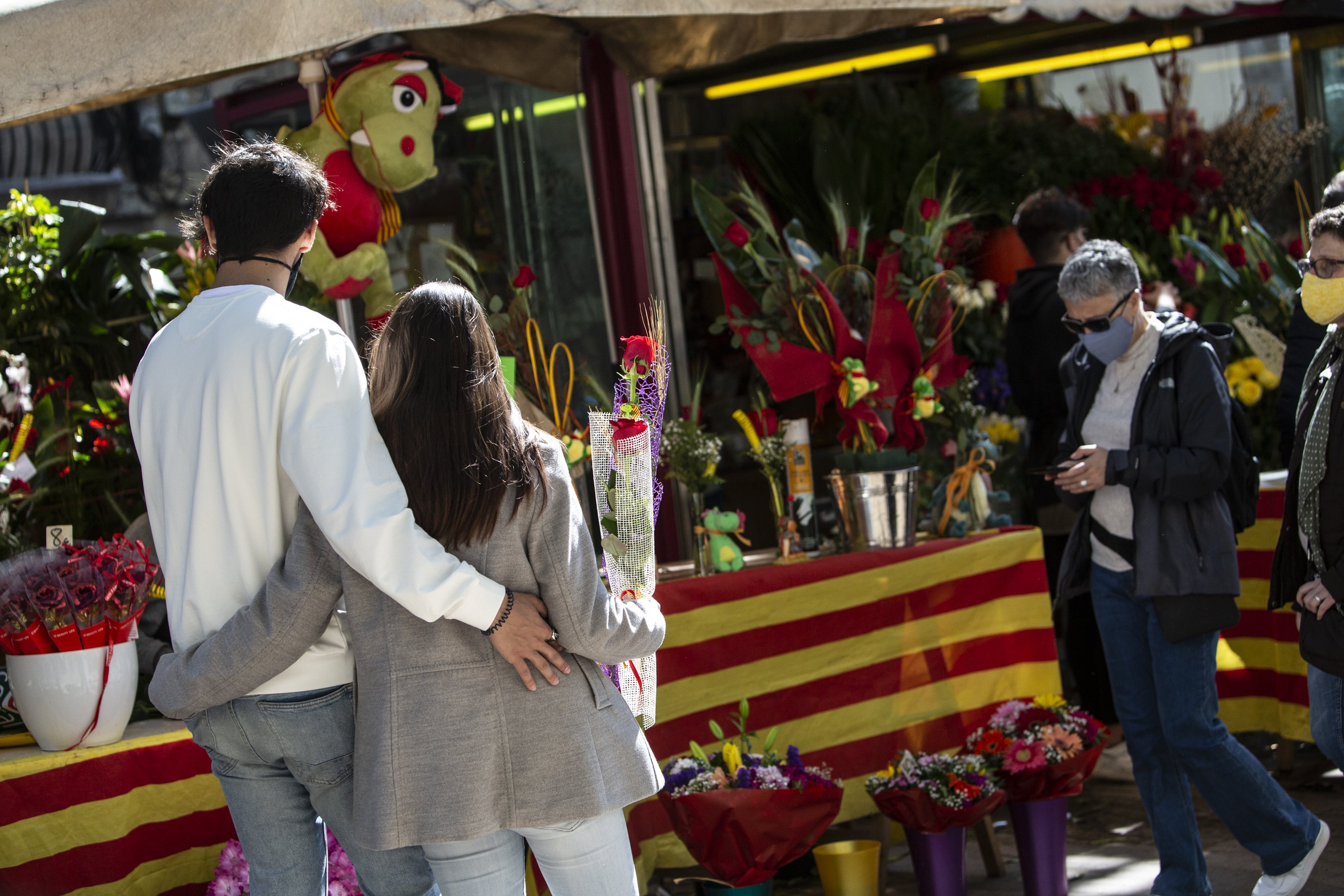 Y de parejas, ella con al menos una rosa, a montones