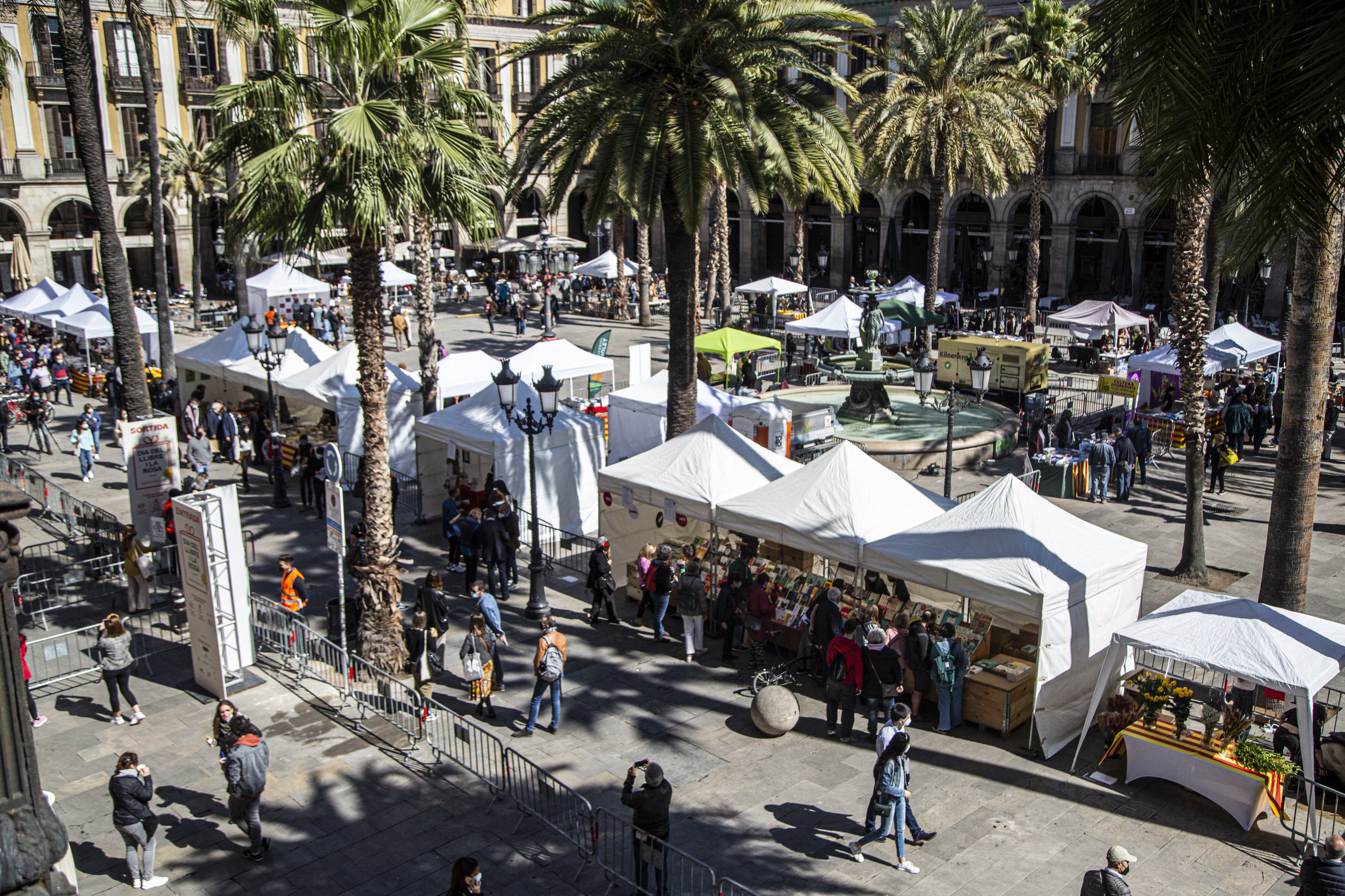 Las paradas de libros y rosas de la plaza Reial de Barcelona
