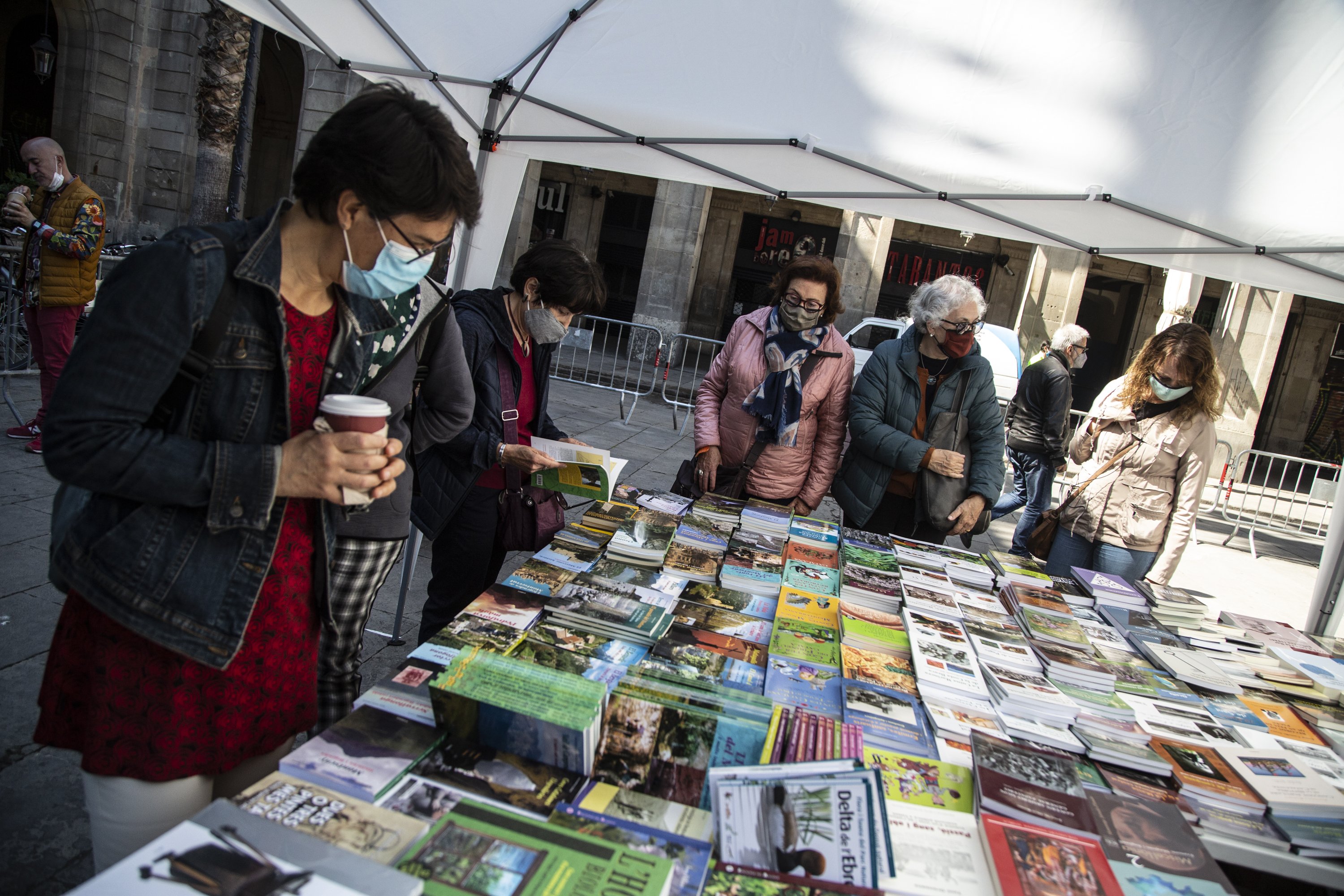 En busca del libro para regalar este Sant Jordi