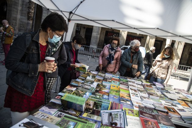 Ambiente Sant Jordi 2021 parada|puesto libros plaza Real Montse Giralt