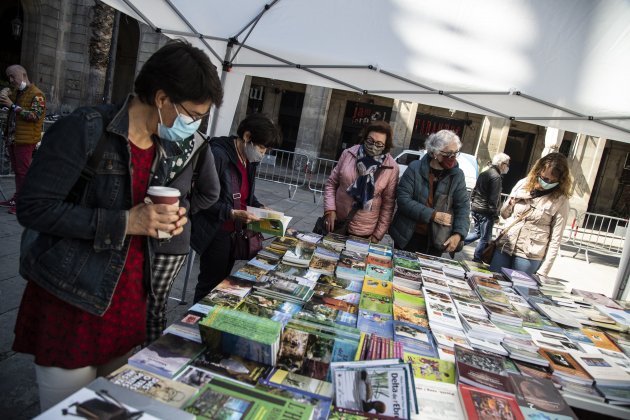 Ambiente Sant Jordi 2021 parada libros plaza Reial Montse Giralt