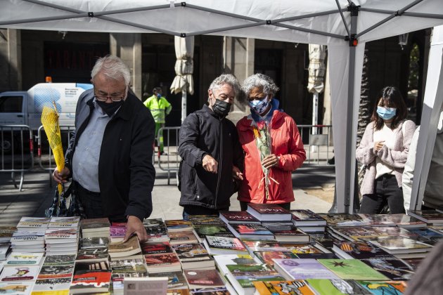 Ambiente Sant Jordi 2021 parada|puesto libros plaza Real Montse Giralt