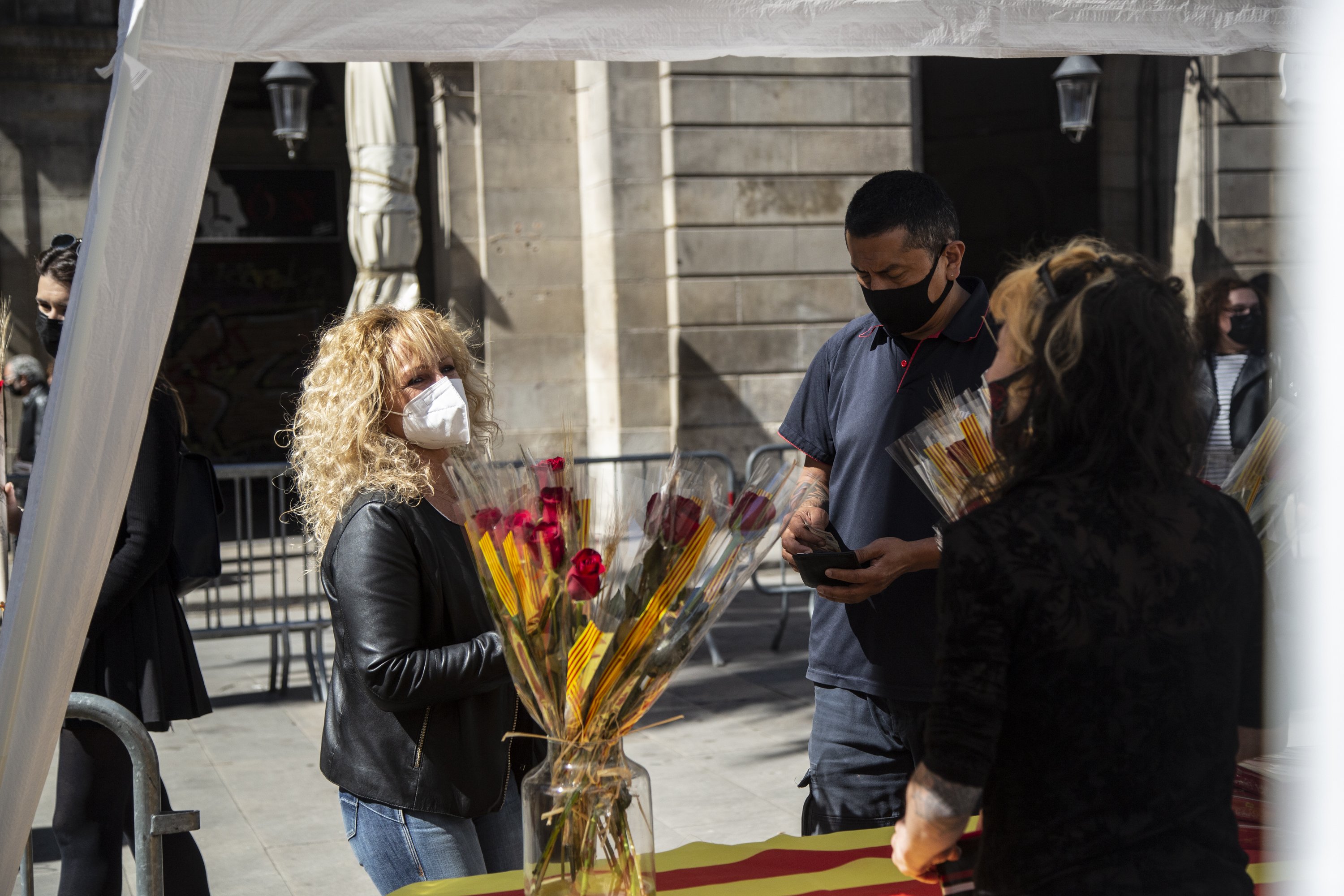 Puesto de rosas en la plaza Reial