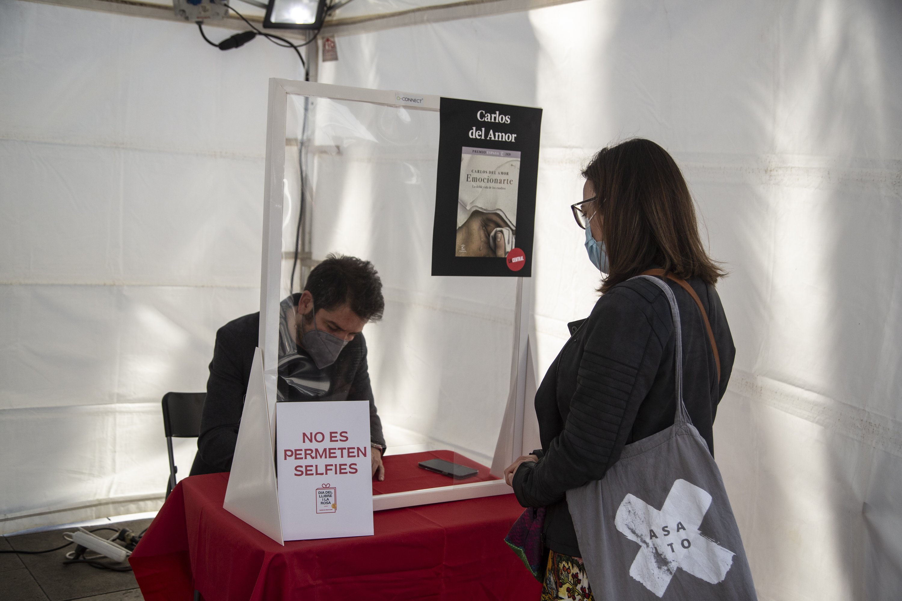 Ambiente Sant Jordi 2021 firma libros prohibido selfies Montse Giralt Ambiente Sant Jordi 2021 firma libros prohibido selfies Montse Giralt