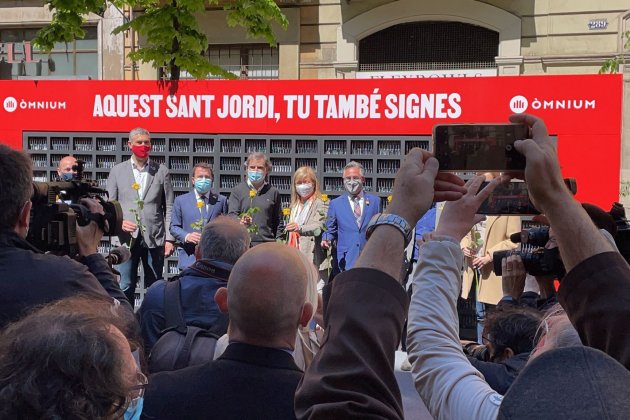 Acto Omnium Sant Jordi Aragonès Cuixart Marina Fernández