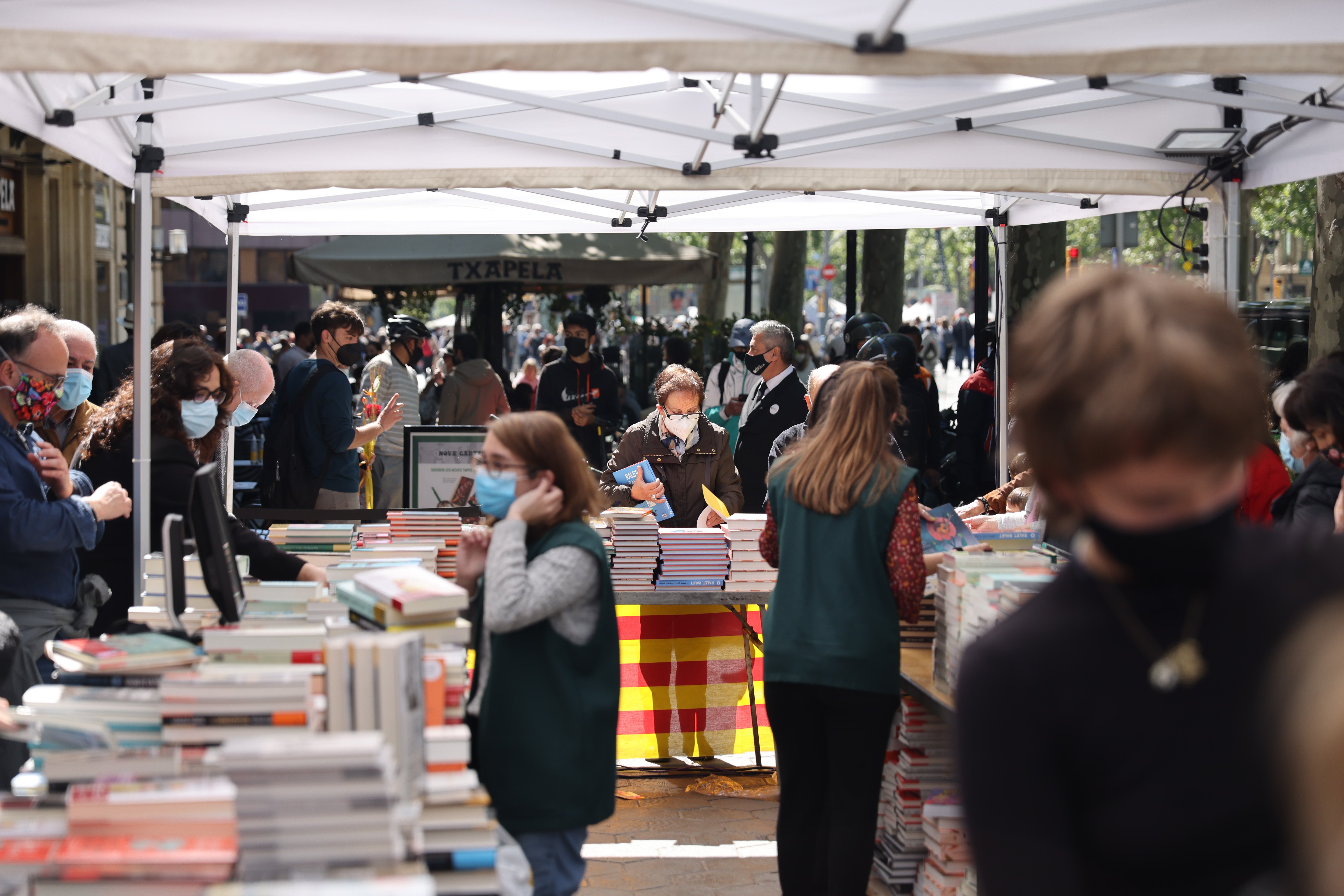 Sant Jordi 2021 parada|puesto libros Sergi Alcàzar