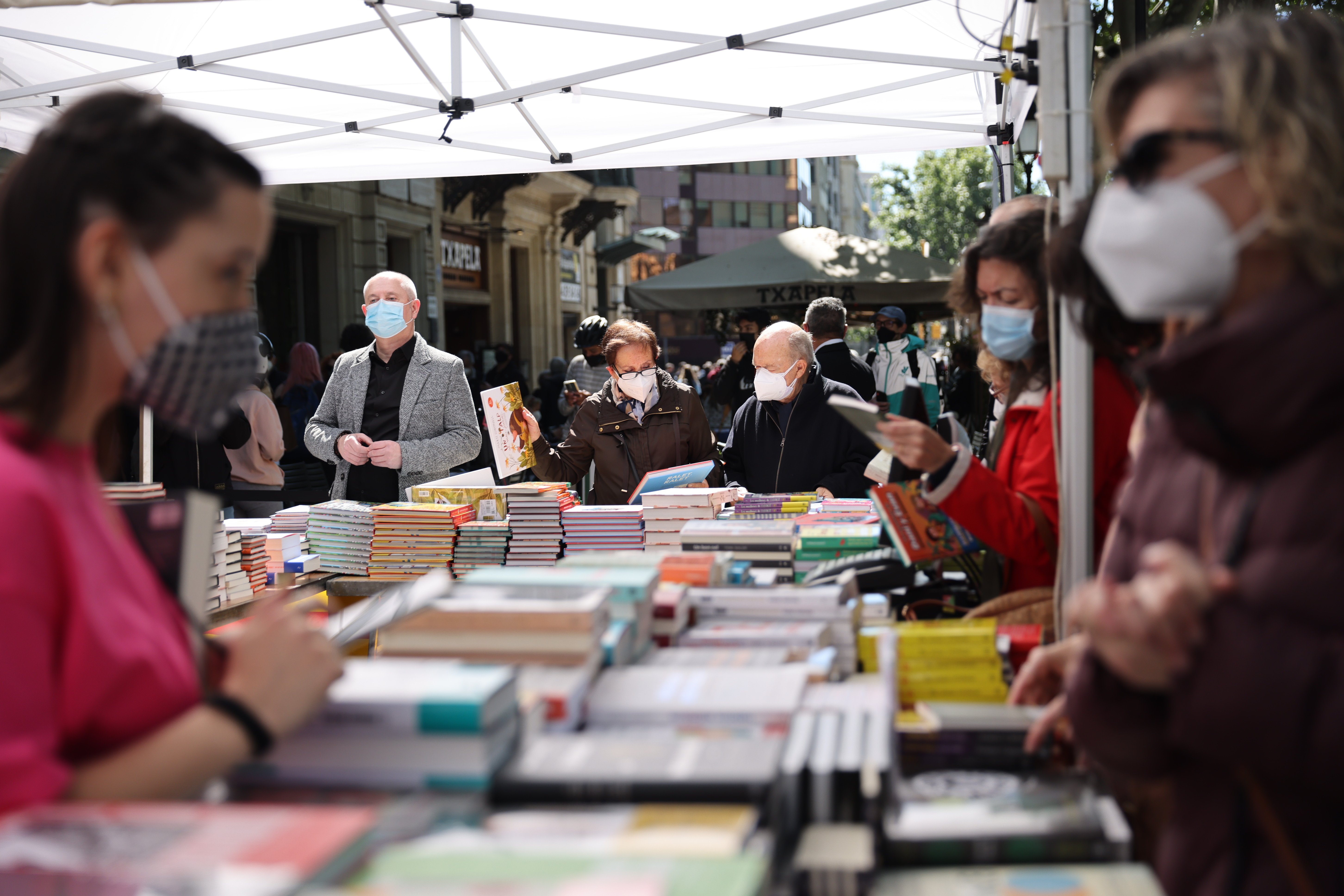 Colau se ingenia una 'superilla literaria' para devolver Sant Jordi a la normalidad