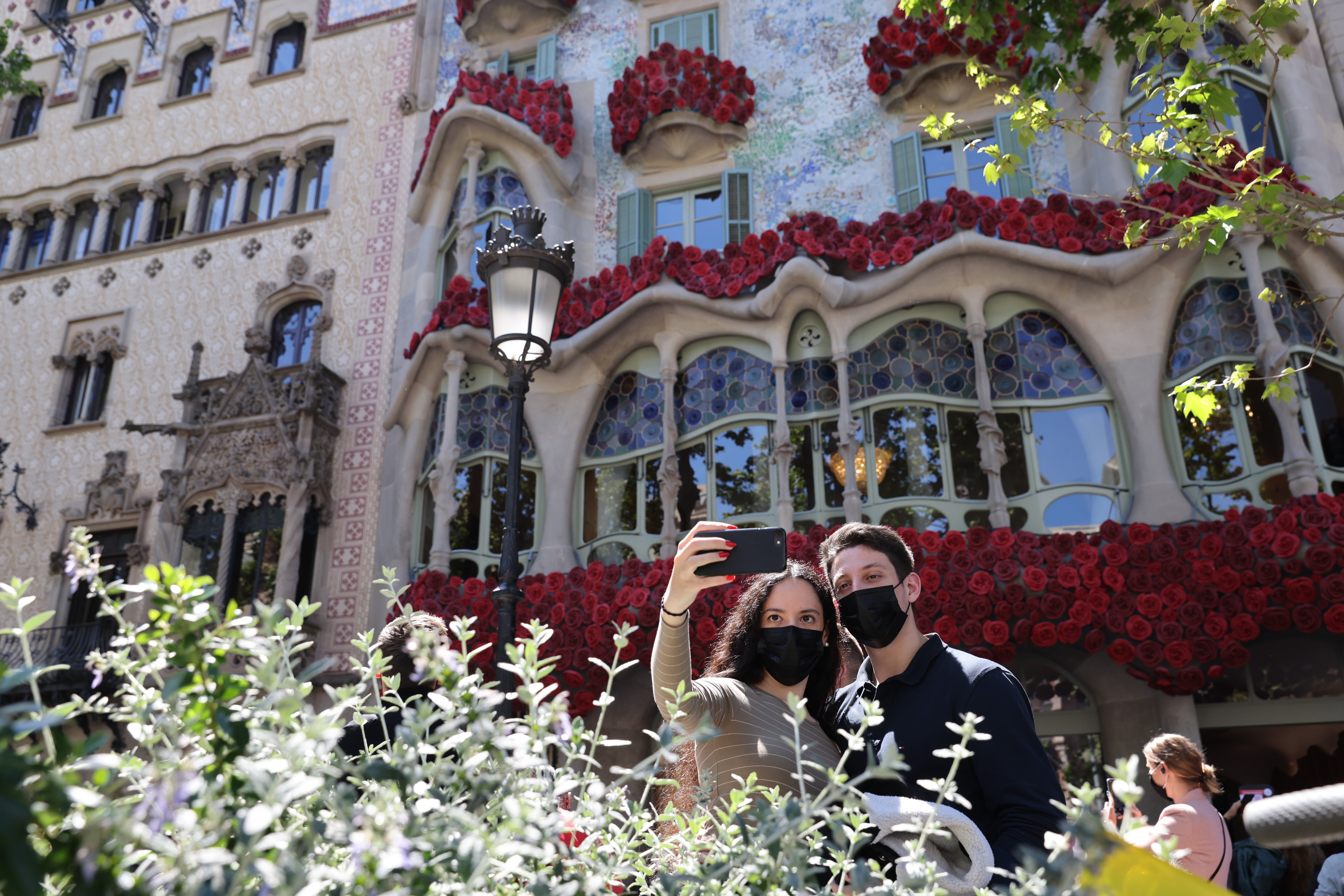 La Casa Batlló de Barcelona vuelve a cubrirse de rosas por Sant Jordi 2022