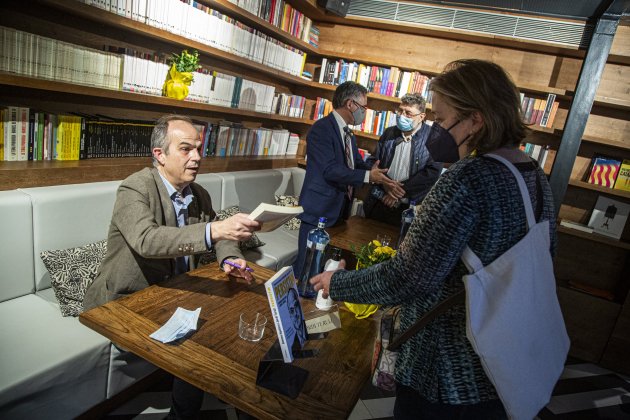 libreria ONA Jordi Turull firma de libros Sant Jordi 2021 / Montse Giralt