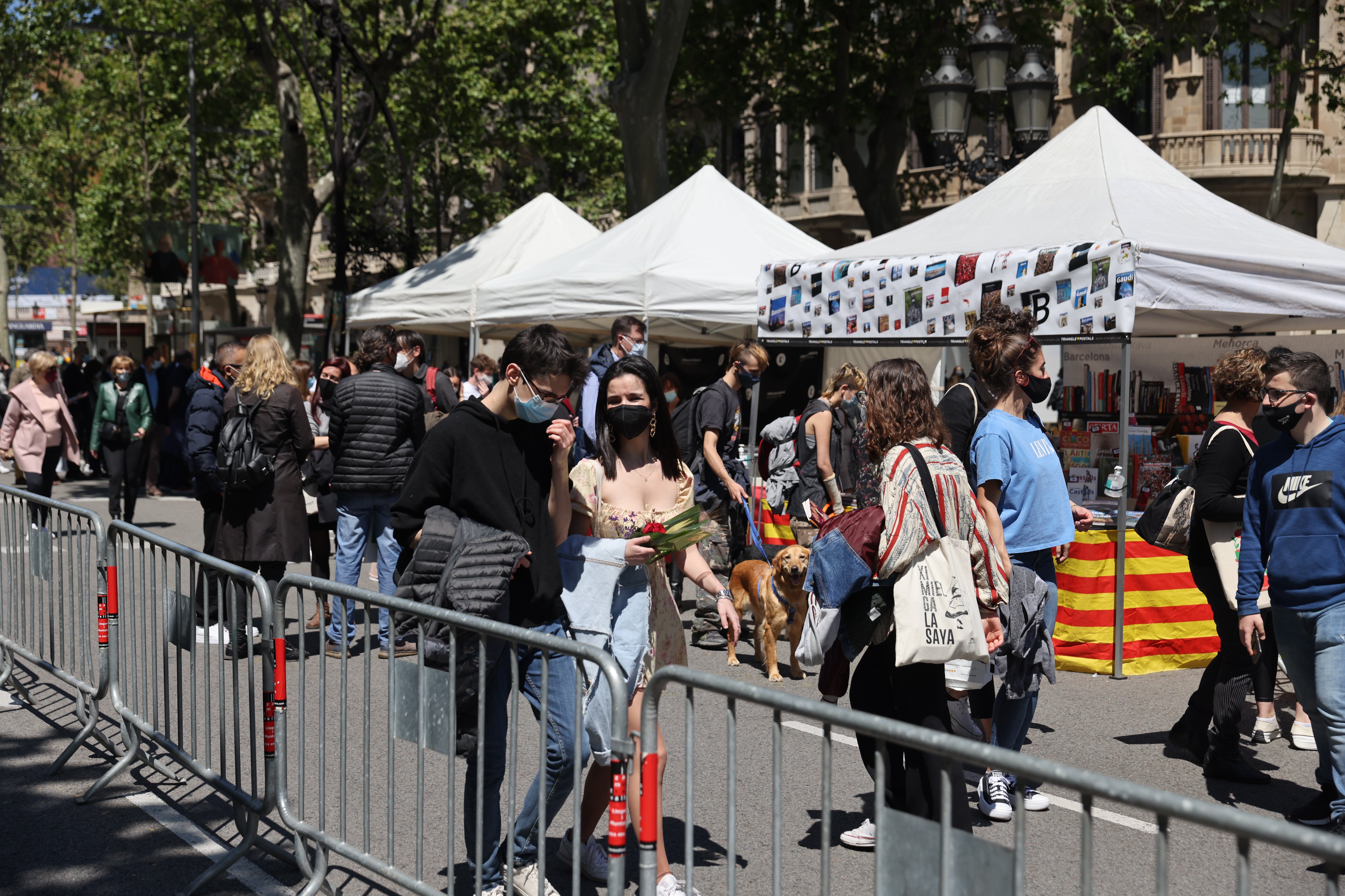 Editoriales independientes acusan a Colau de "privatizar" Sant Jordi