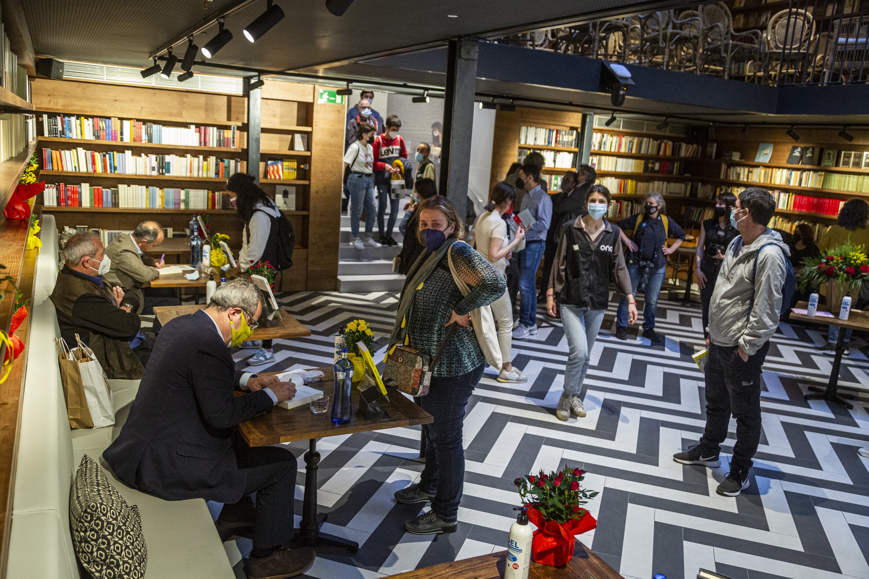 libreria Ona libro Quim Forn Jordi Turull Sant Jordi / Montse Giralt